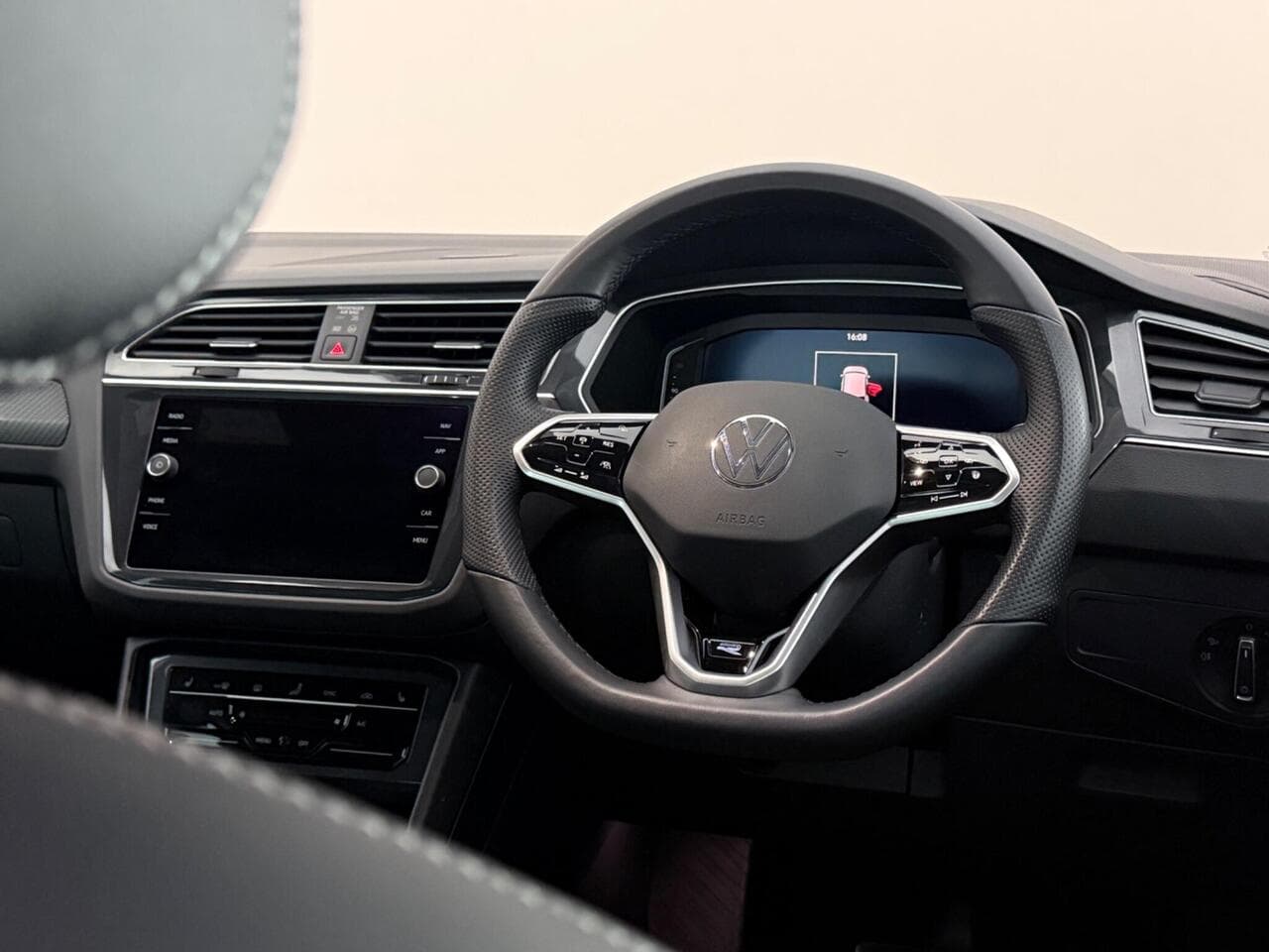 Volkswagen Tiguan thumbnail Steering Wheel