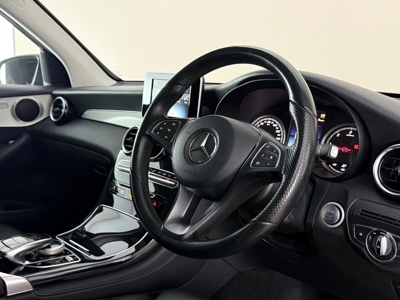 Mercedes-Benz GLC thumbnail Interior Front