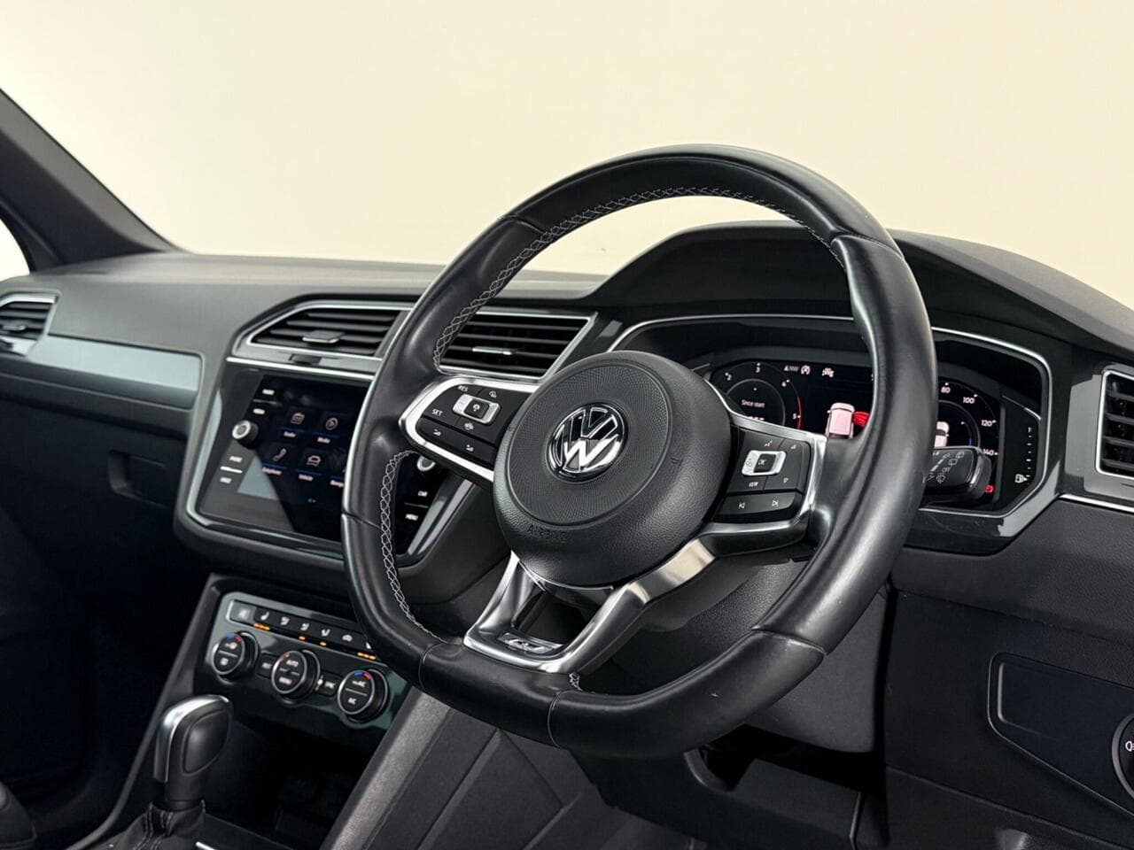 Volkswagen Tiguan thumbnail Interior Front