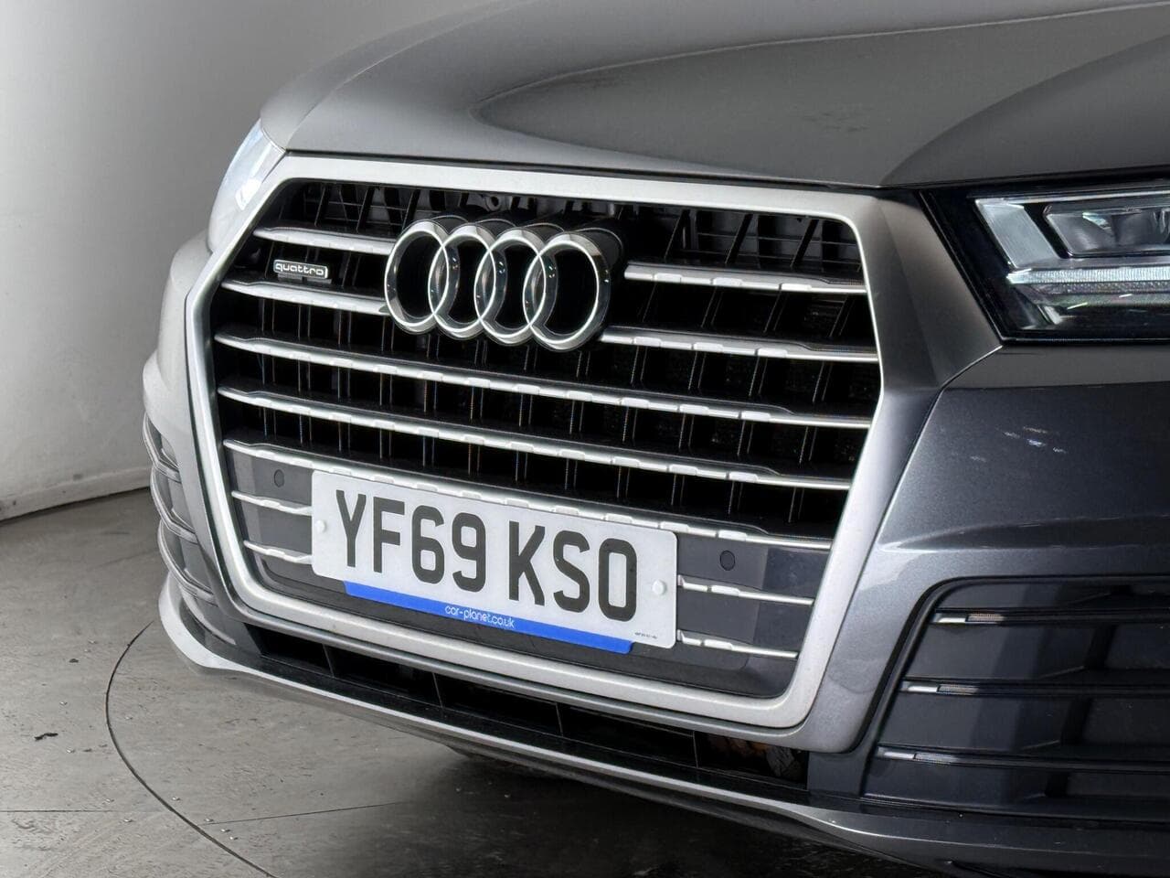 Audi Q7 thumbnail Badge Exterior