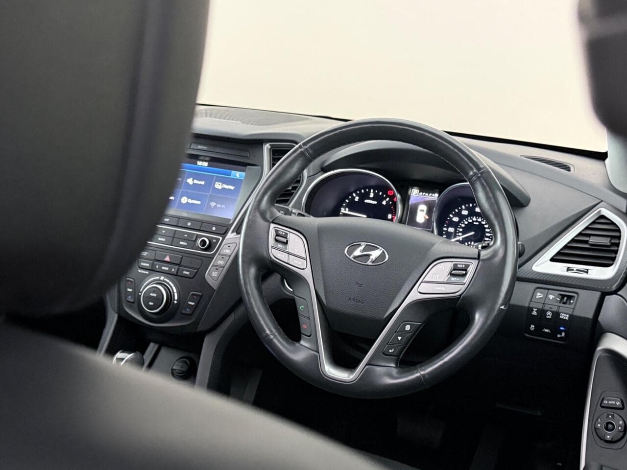 Hyundai Santa Fe thumbnail Steering Wheel