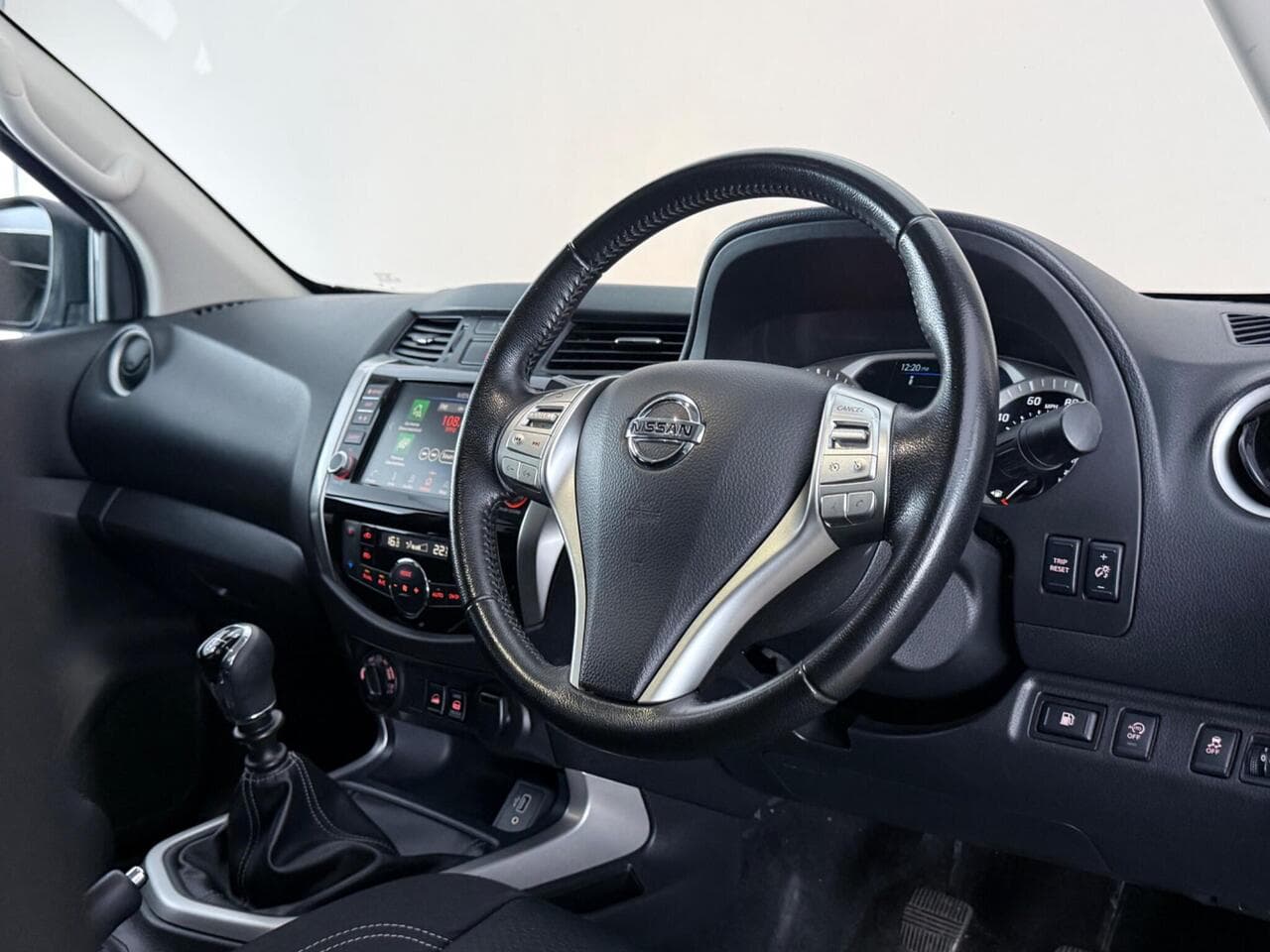 Nissan Navara thumbnail Interior Front