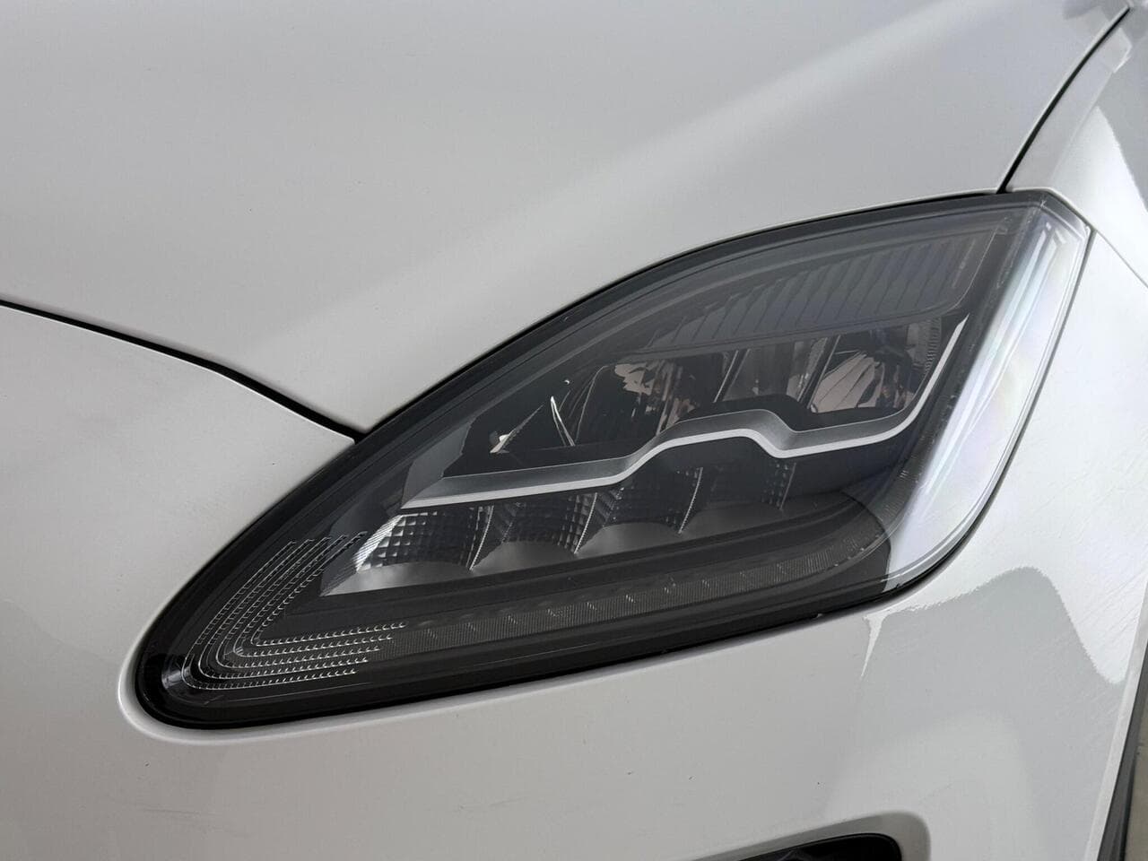 Jaguar E-PACE thumbnail Lights Front