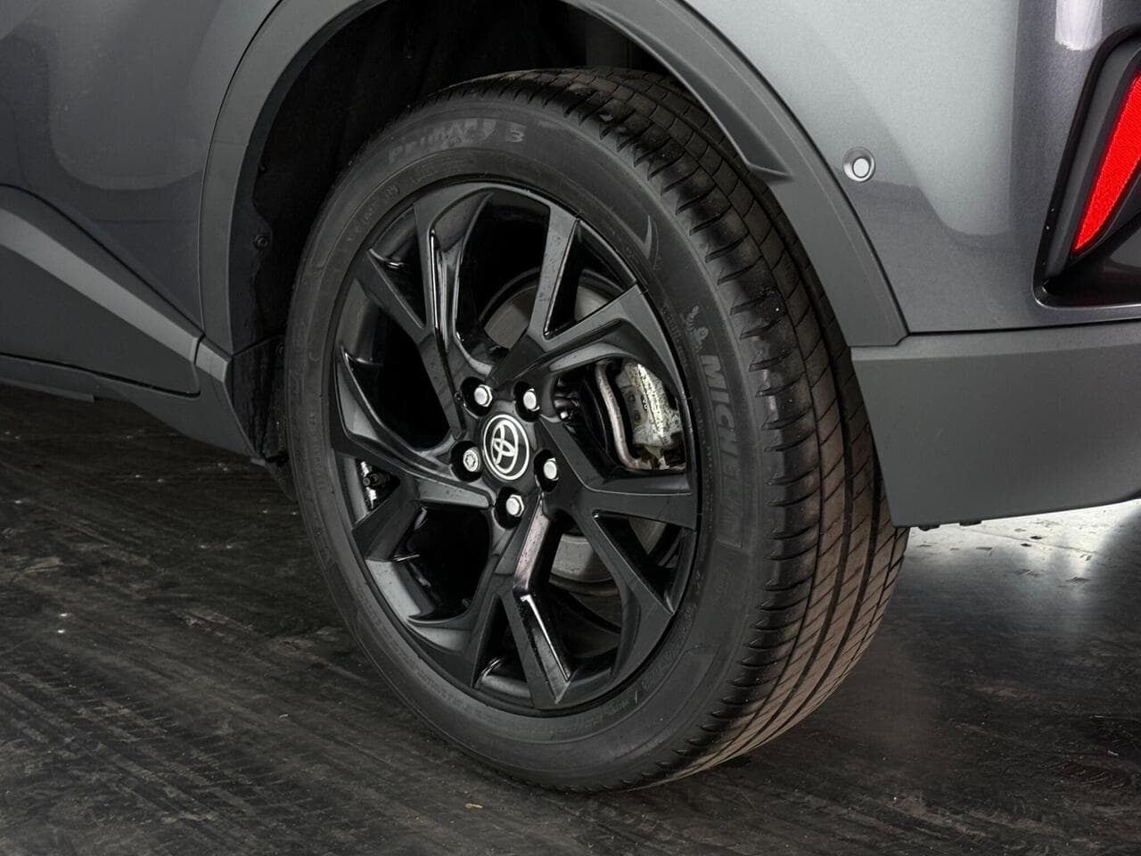 Toyota C-HR thumbnail Wheel