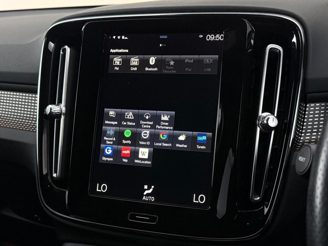 Volvo XC40 thumbnail Infotainment System