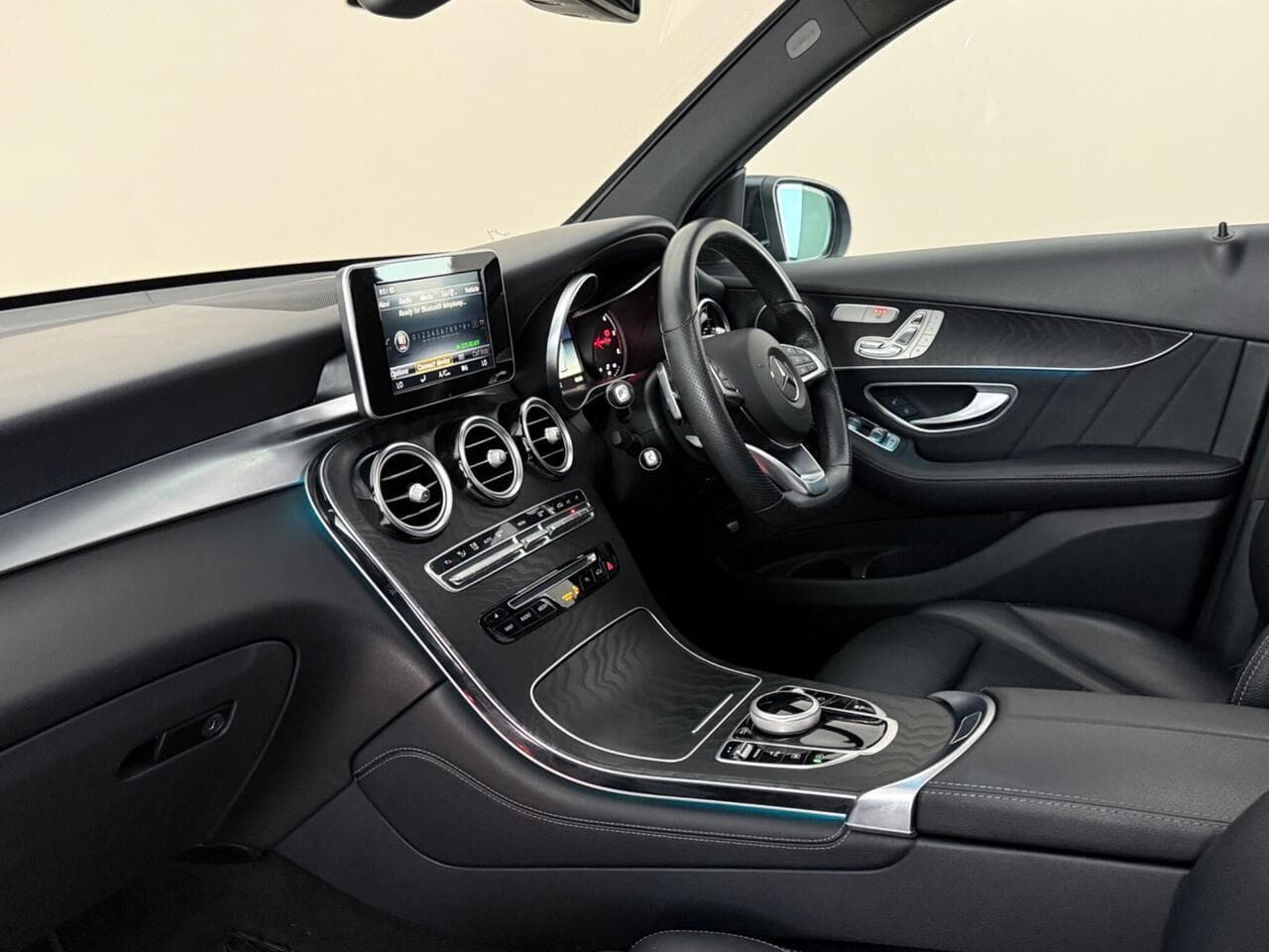 Mercedes-Benz GLC thumbnail Interior Front
