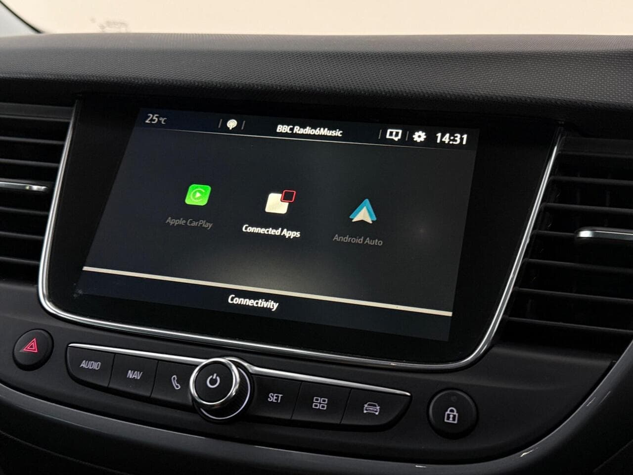 Vauxhall Crossland X thumbnail Infotainment System