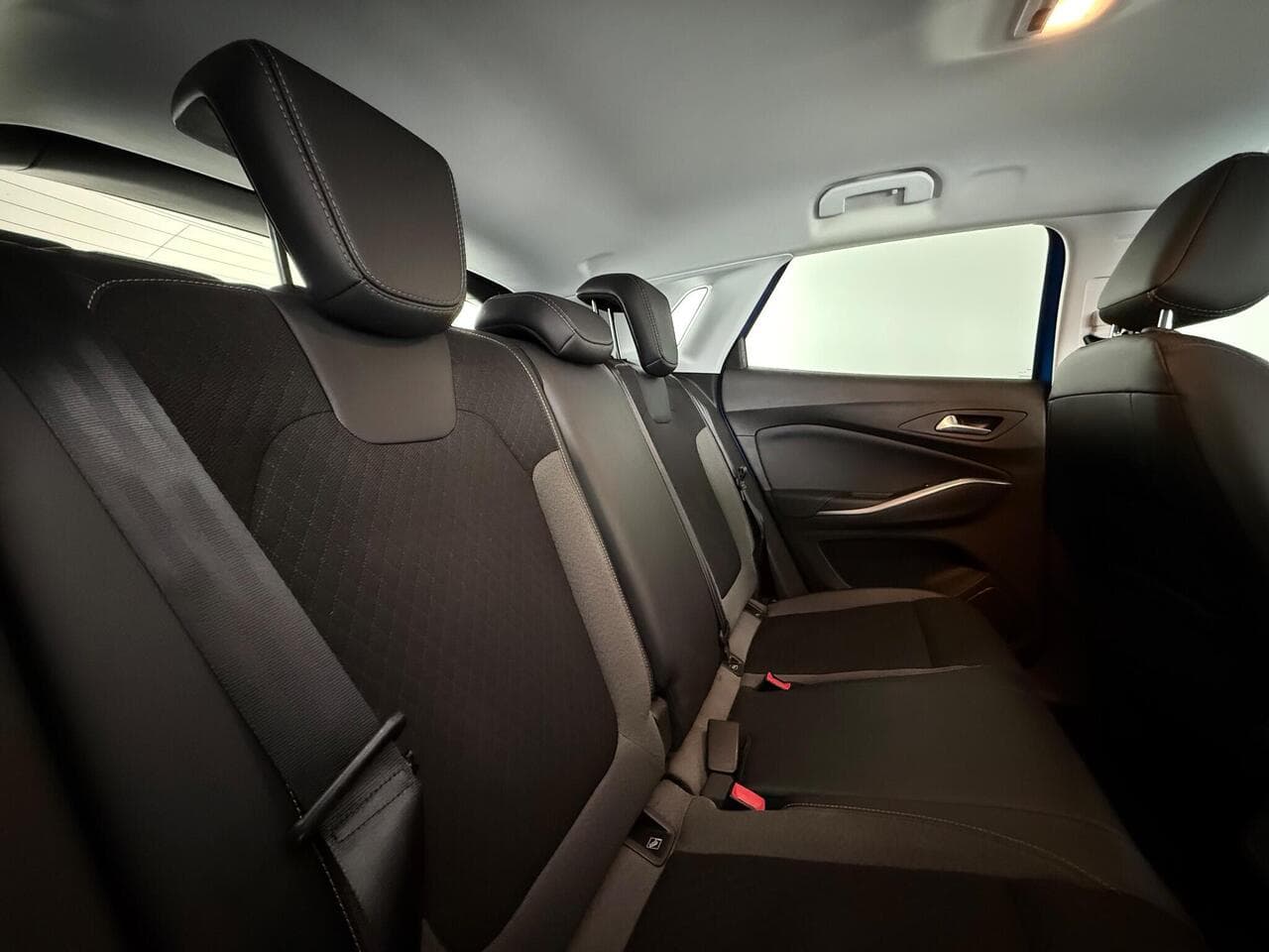 Vauxhall Grandland thumbnail Seats Rear