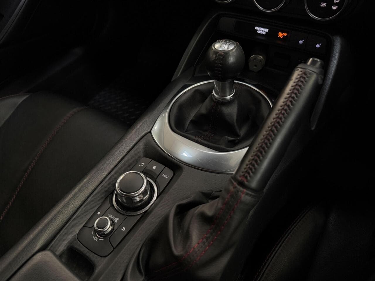 Mazda MX-5 thumbnail Interior Front