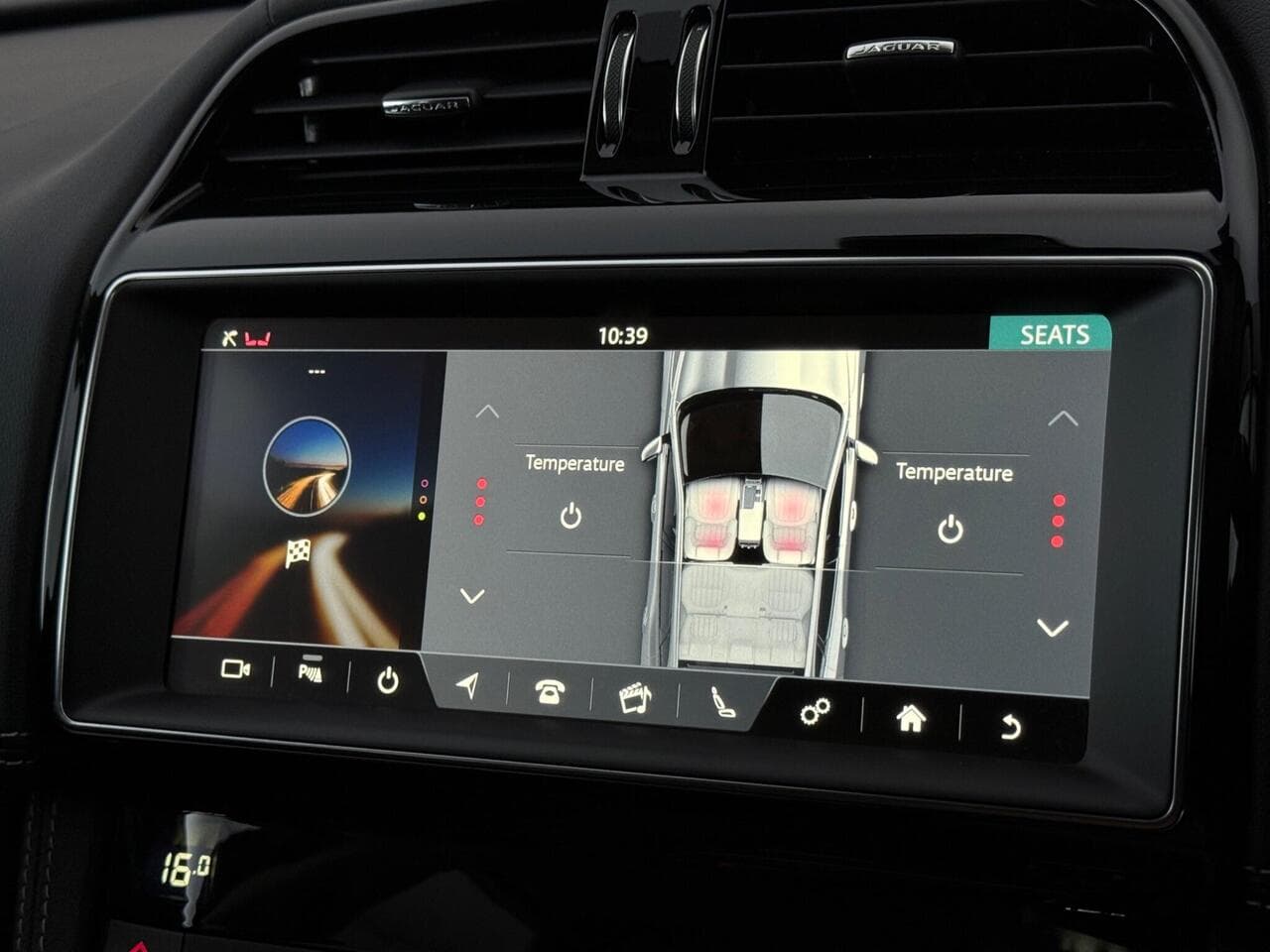Jaguar F-PACE thumbnail Infotainment System