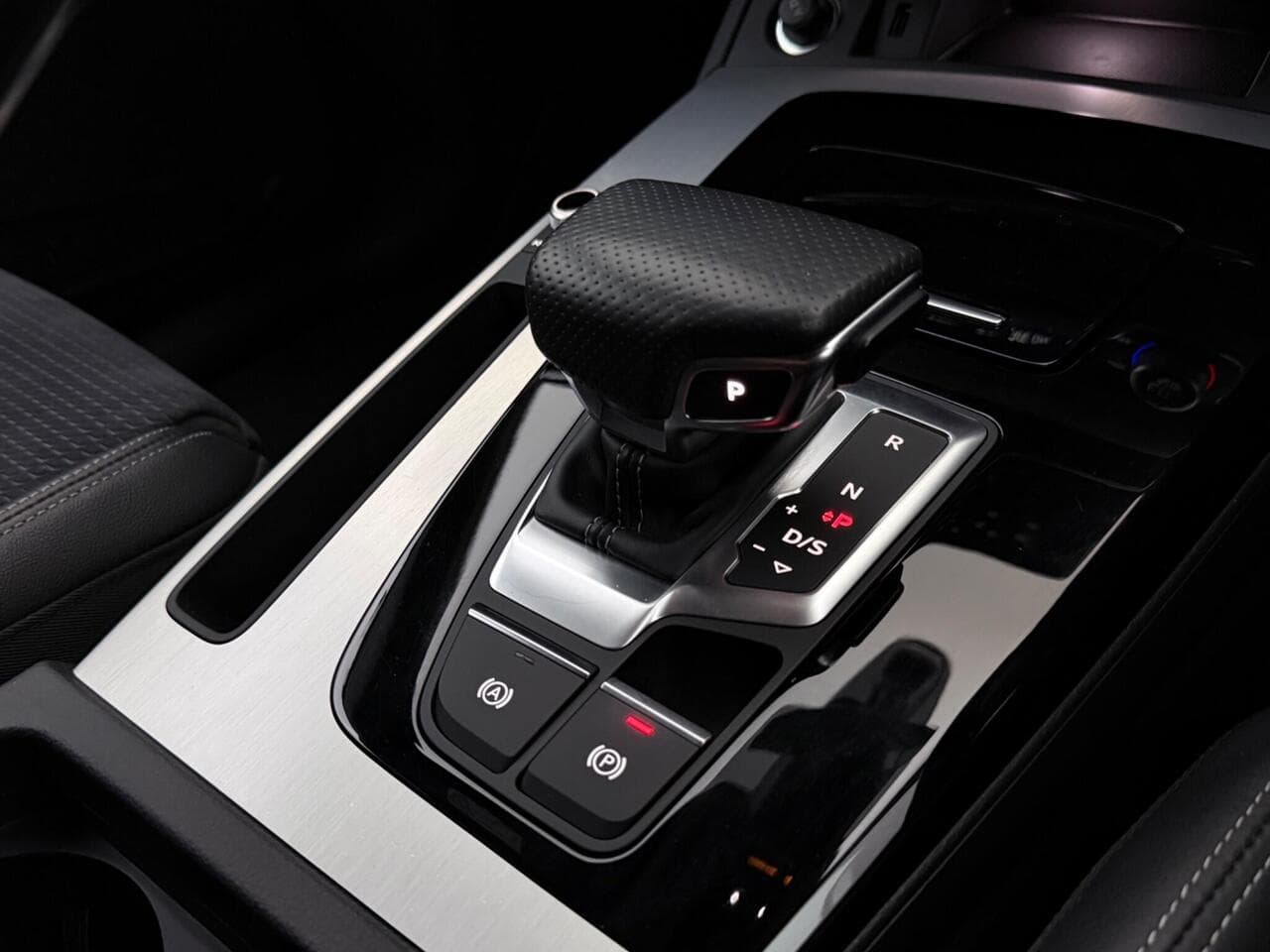 Audi Q5 thumbnail Interior Front