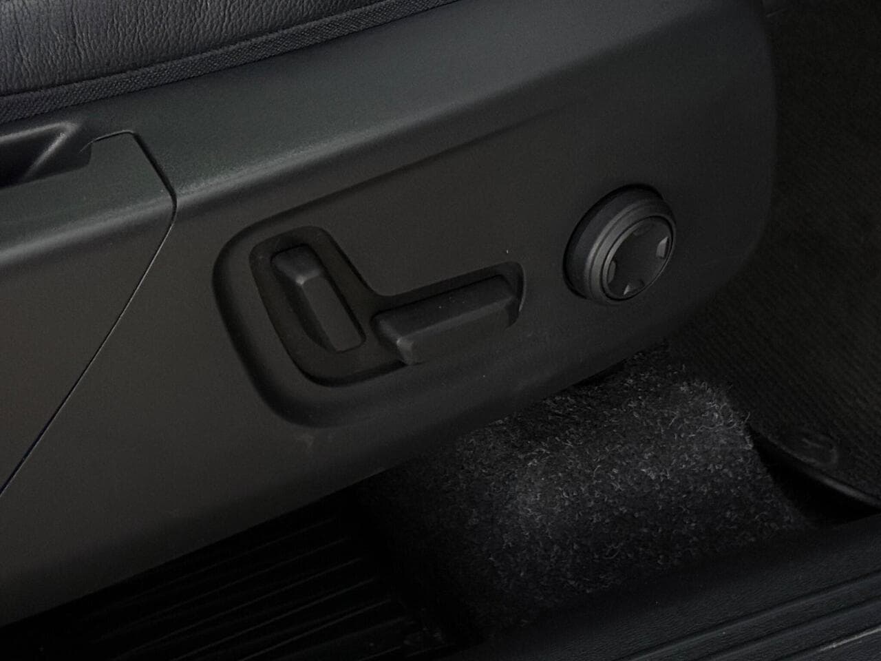 Volvo XC40 thumbnail Misc Controls