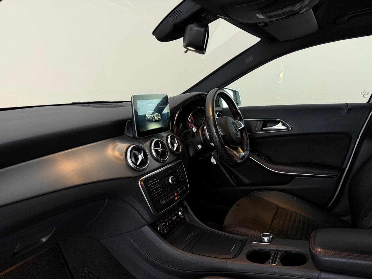 Mercedes-Benz GLA thumbnail Interior Front