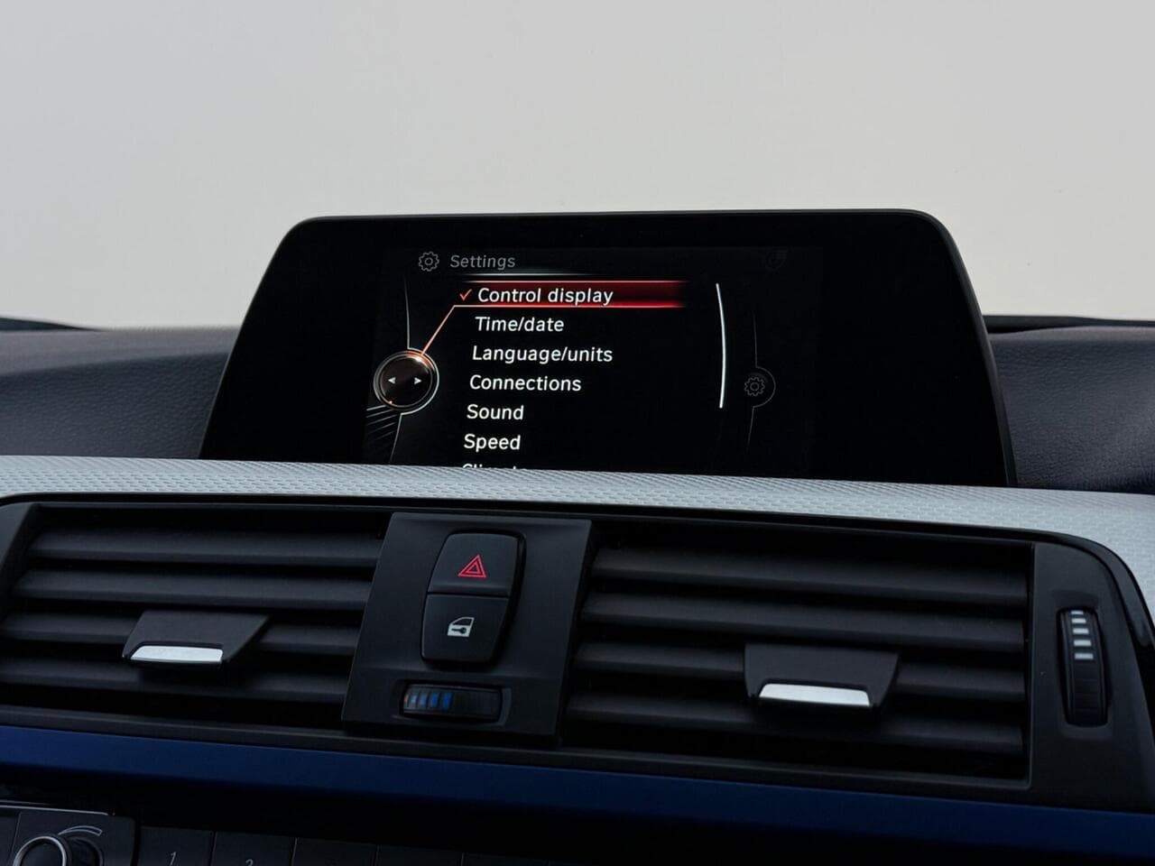 BMW 3 Series thumbnail Infotainment System