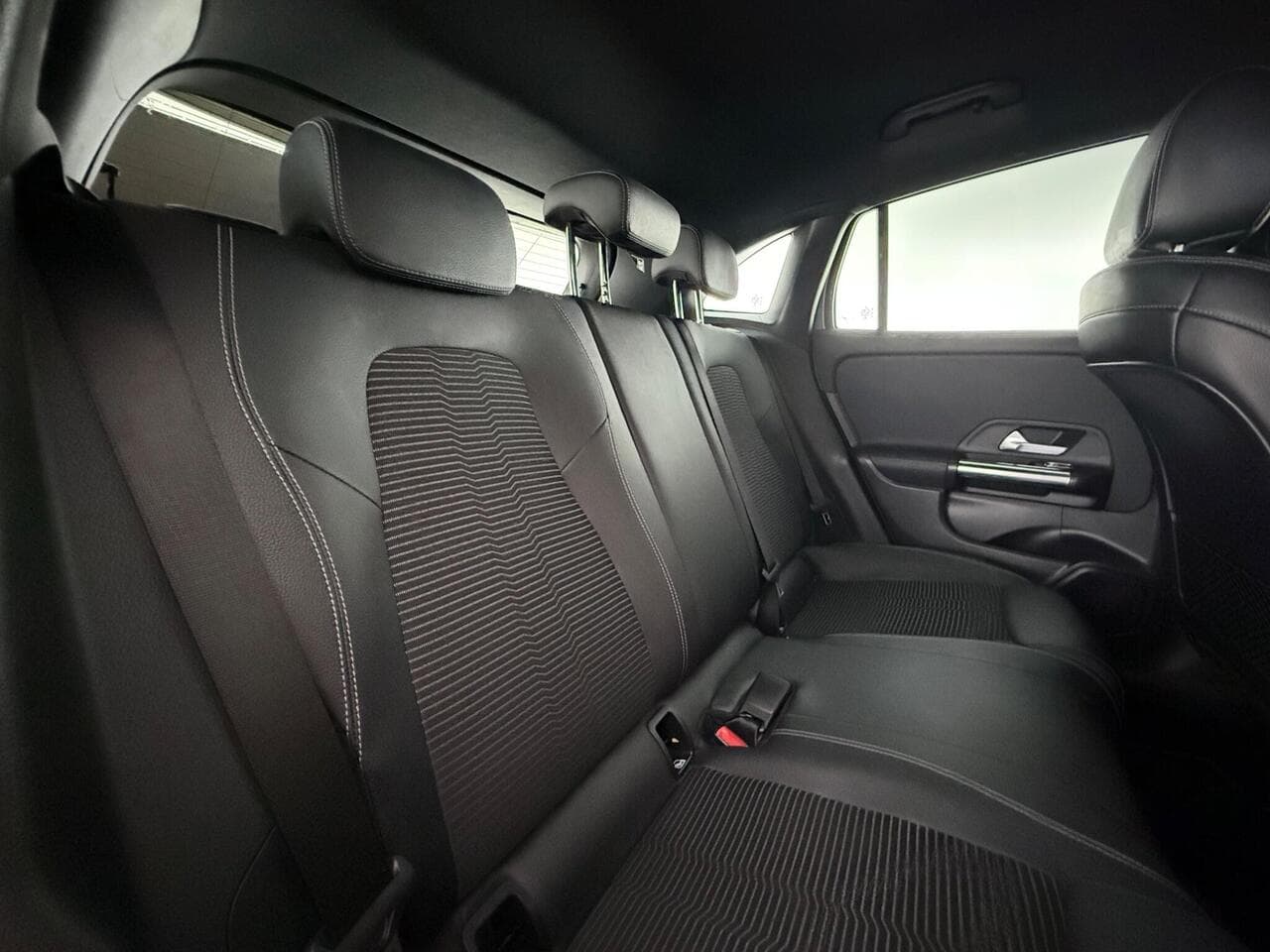 Mercedes-Benz GLA thumbnail Seats Rear