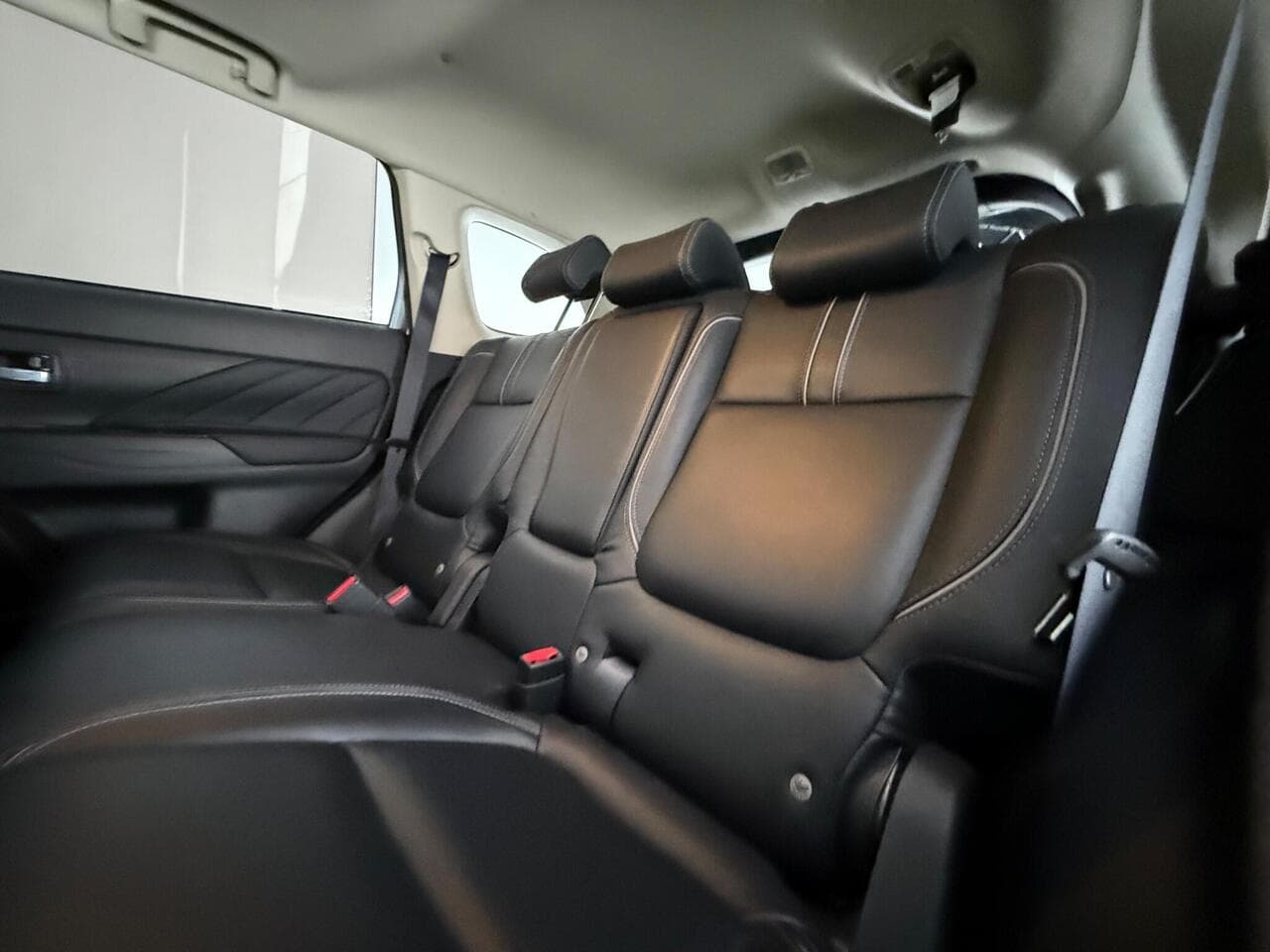 Mitsubishi Outlander thumbnail Seats Rear
