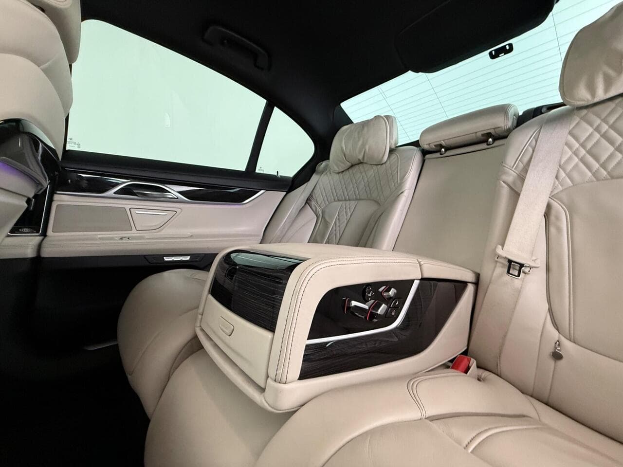 BMW 7 Series thumbnail Seats Rear