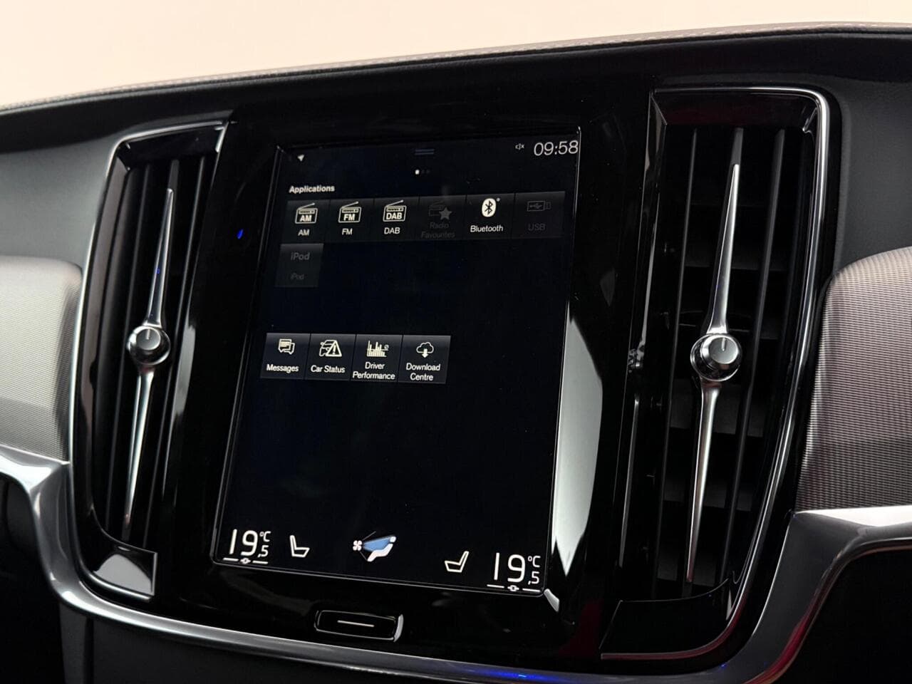 Volvo S90 thumbnail Infotainment System