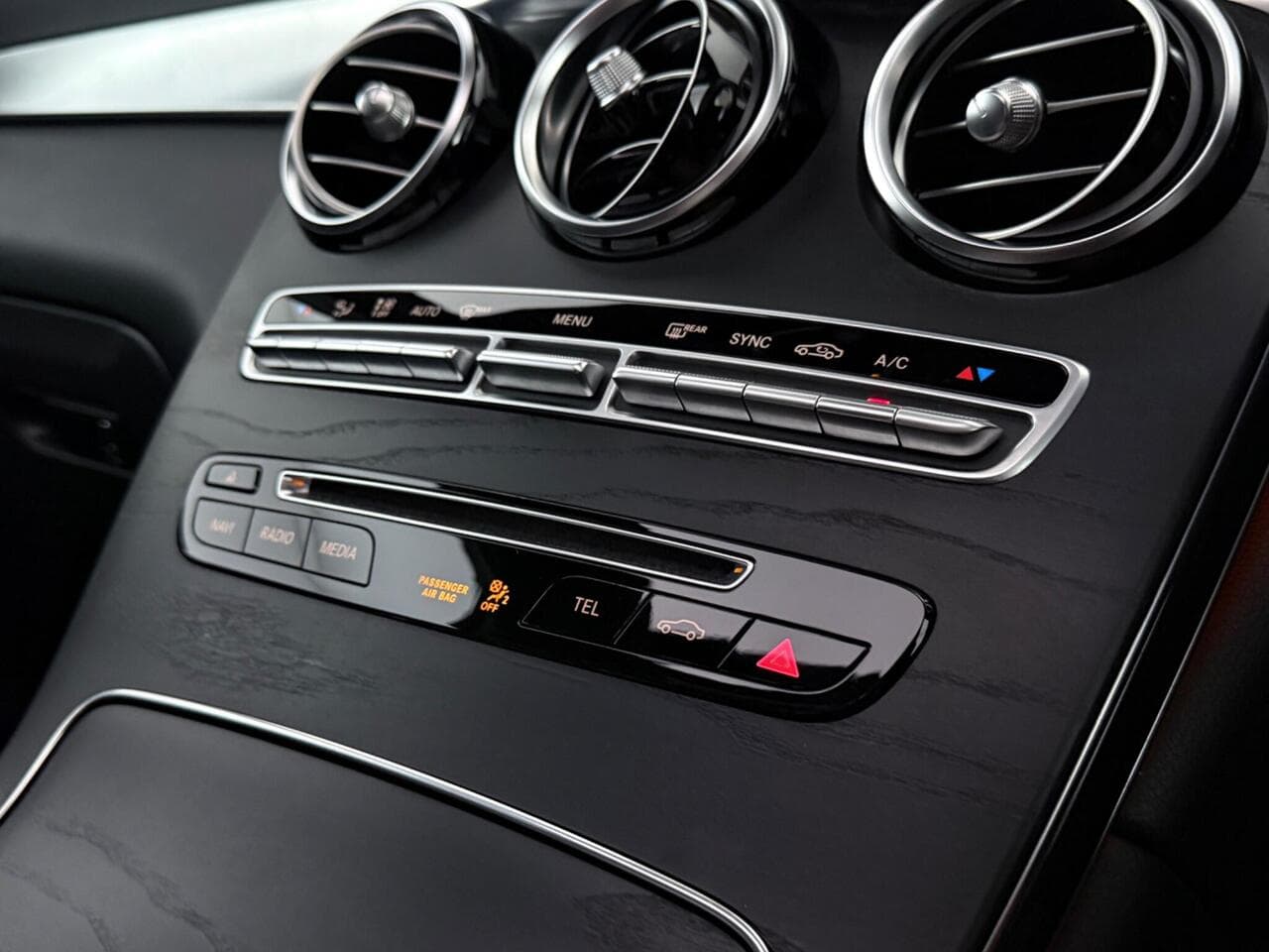 Mercedes-Benz GLC thumbnail Interior Front