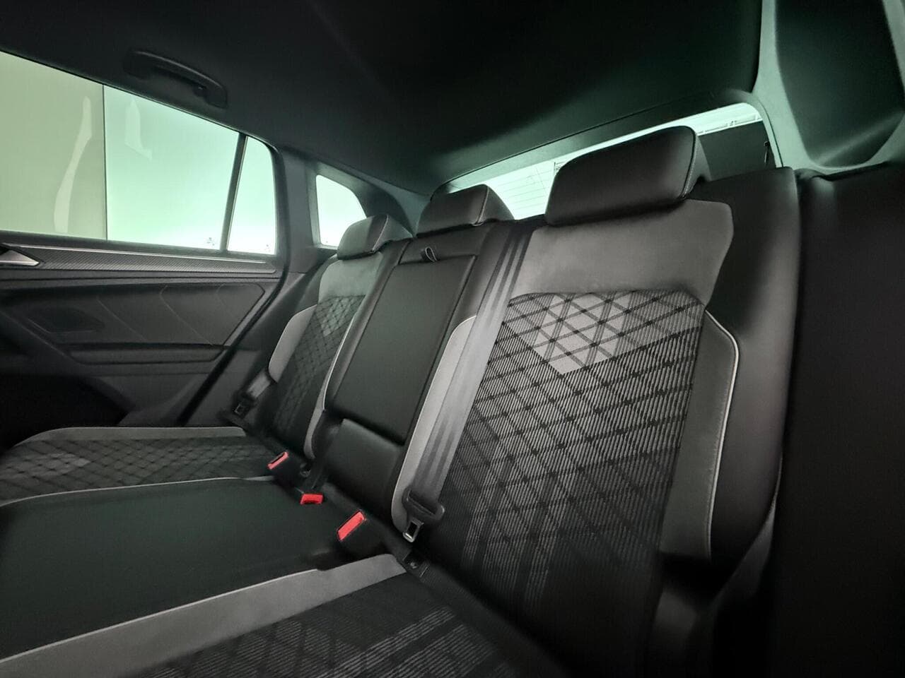 Volkswagen Tiguan thumbnail Seats Rear