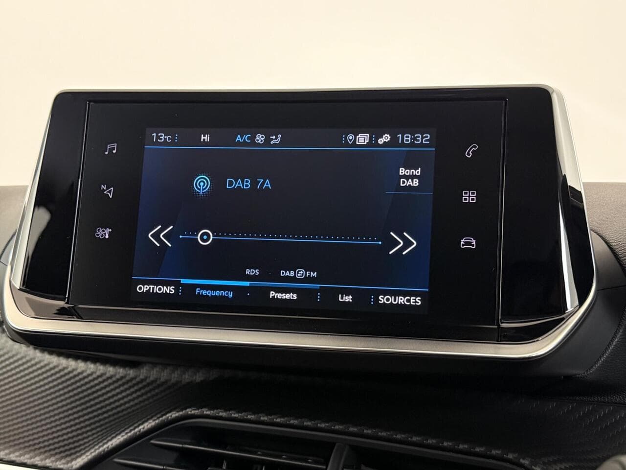 Peugeot 208 thumbnail Infotainment System