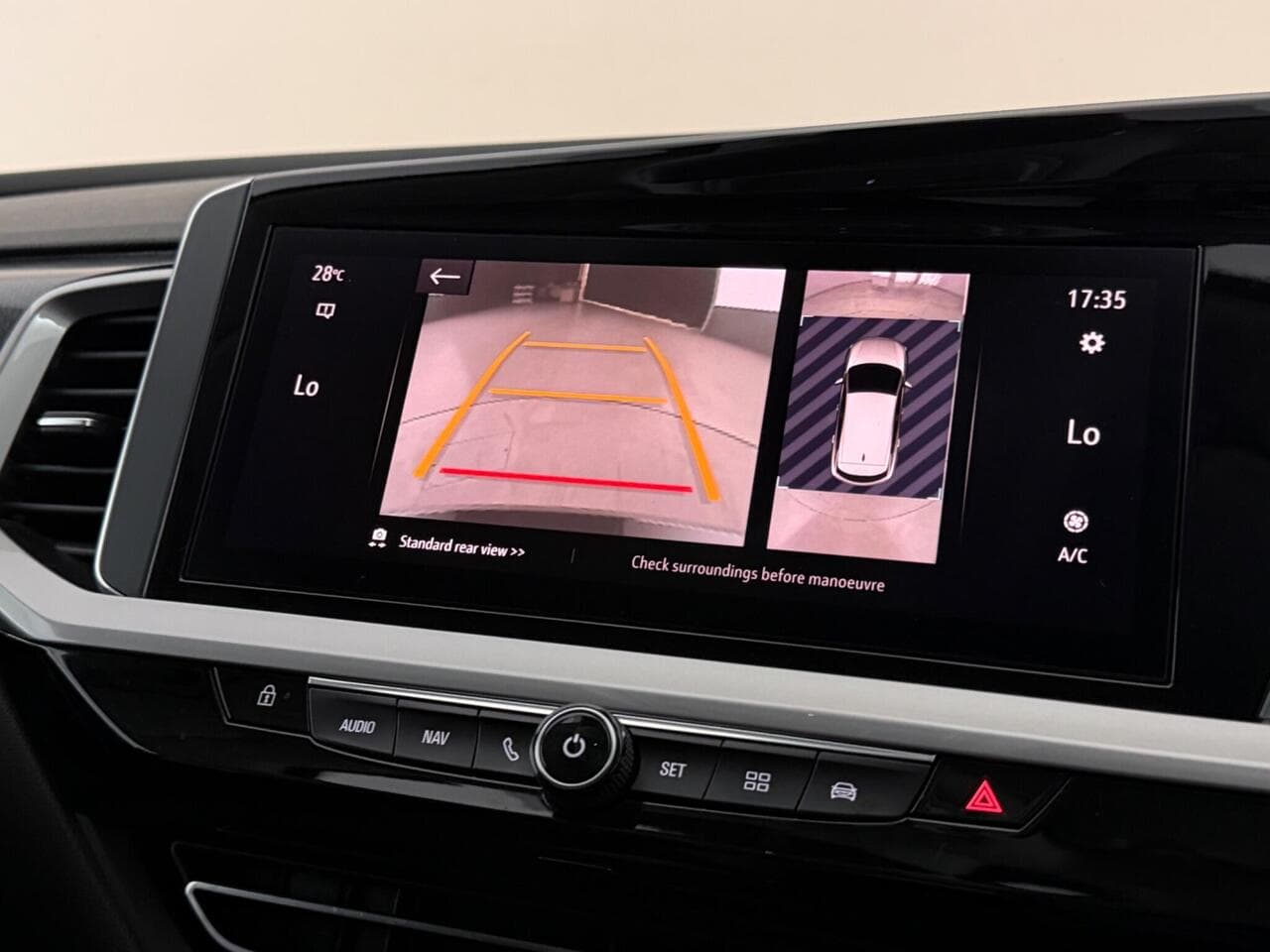 Vauxhall Grandland thumbnail Infotainment System