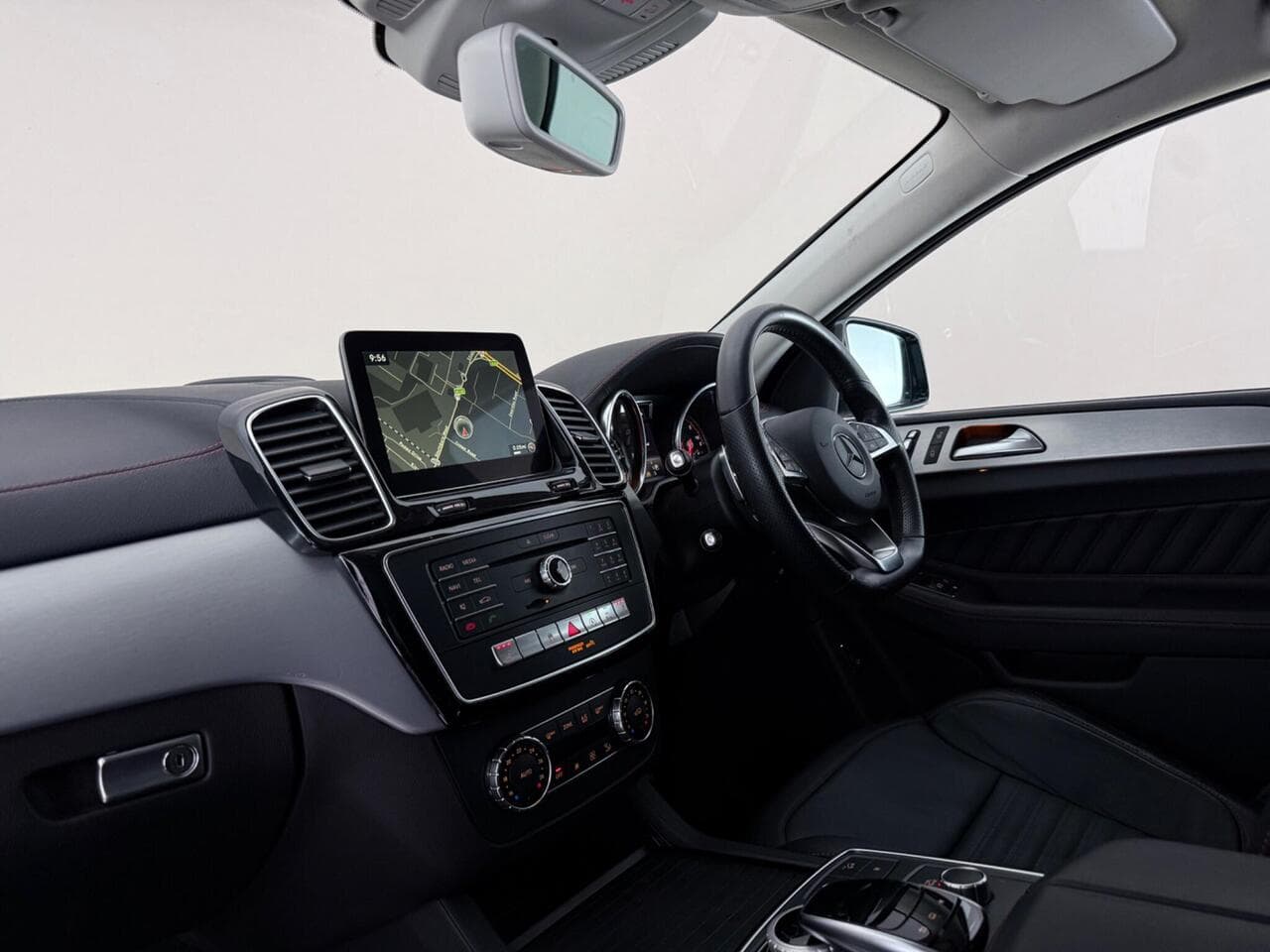 Mercedes-Benz GLE thumbnail Interior Front