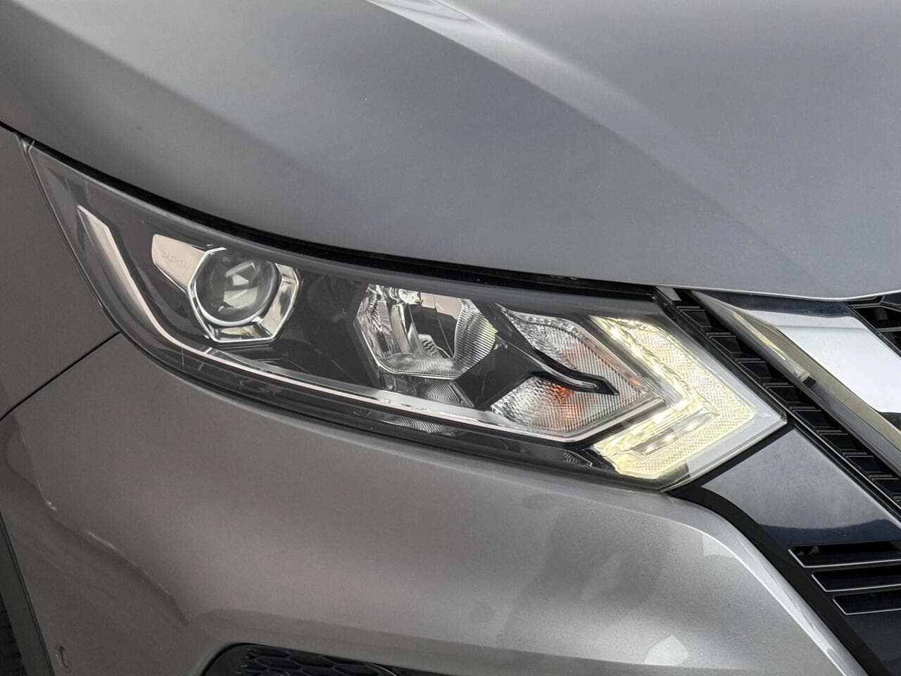 Nissan Qashqai thumbnail Lights Front