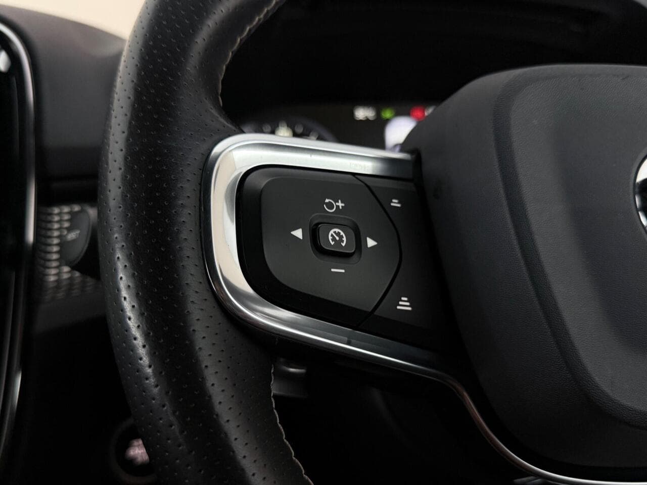Volvo XC40 thumbnail Misc Controls