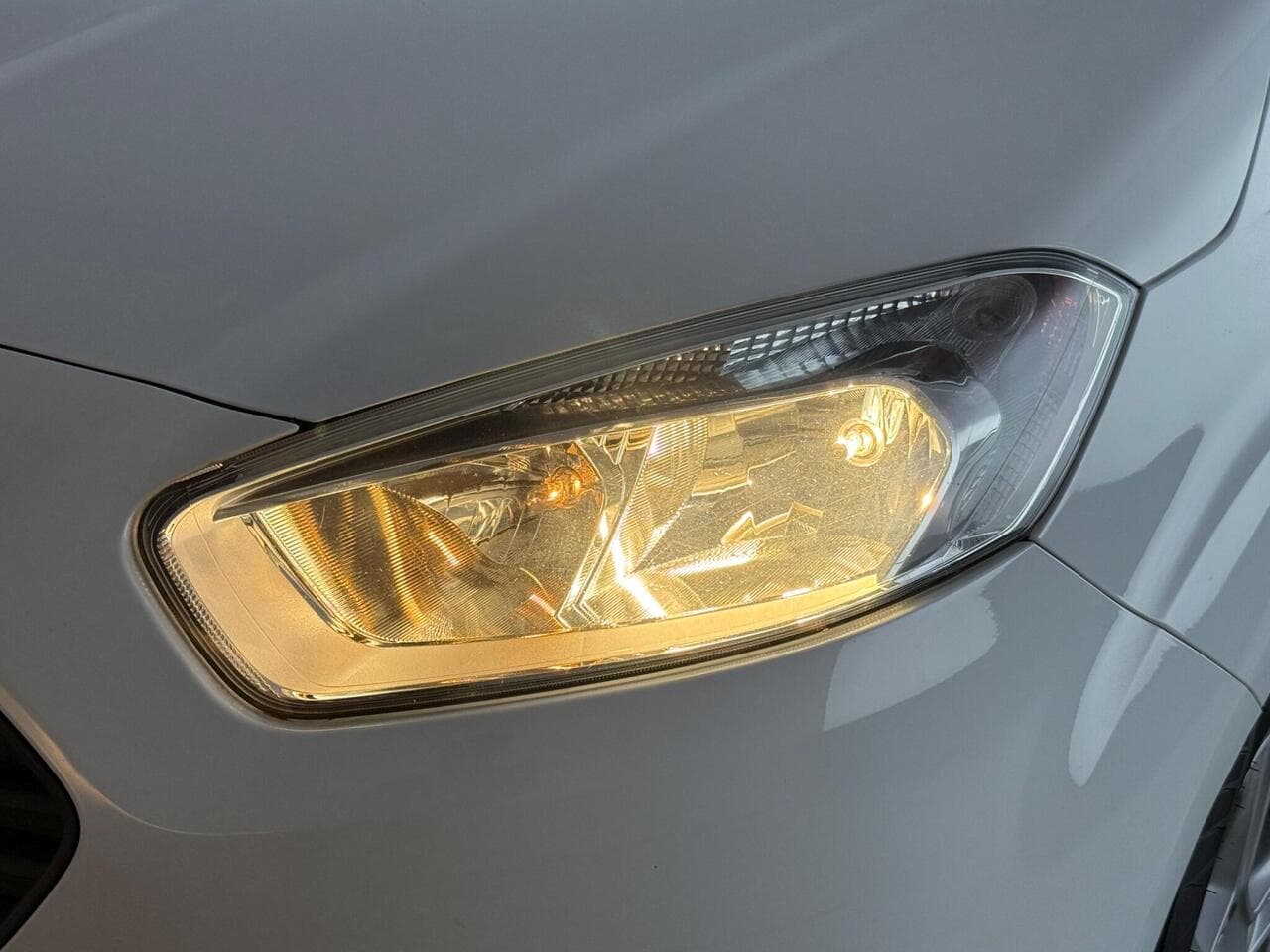 Ford Transit Courier thumbnail Lights Front
