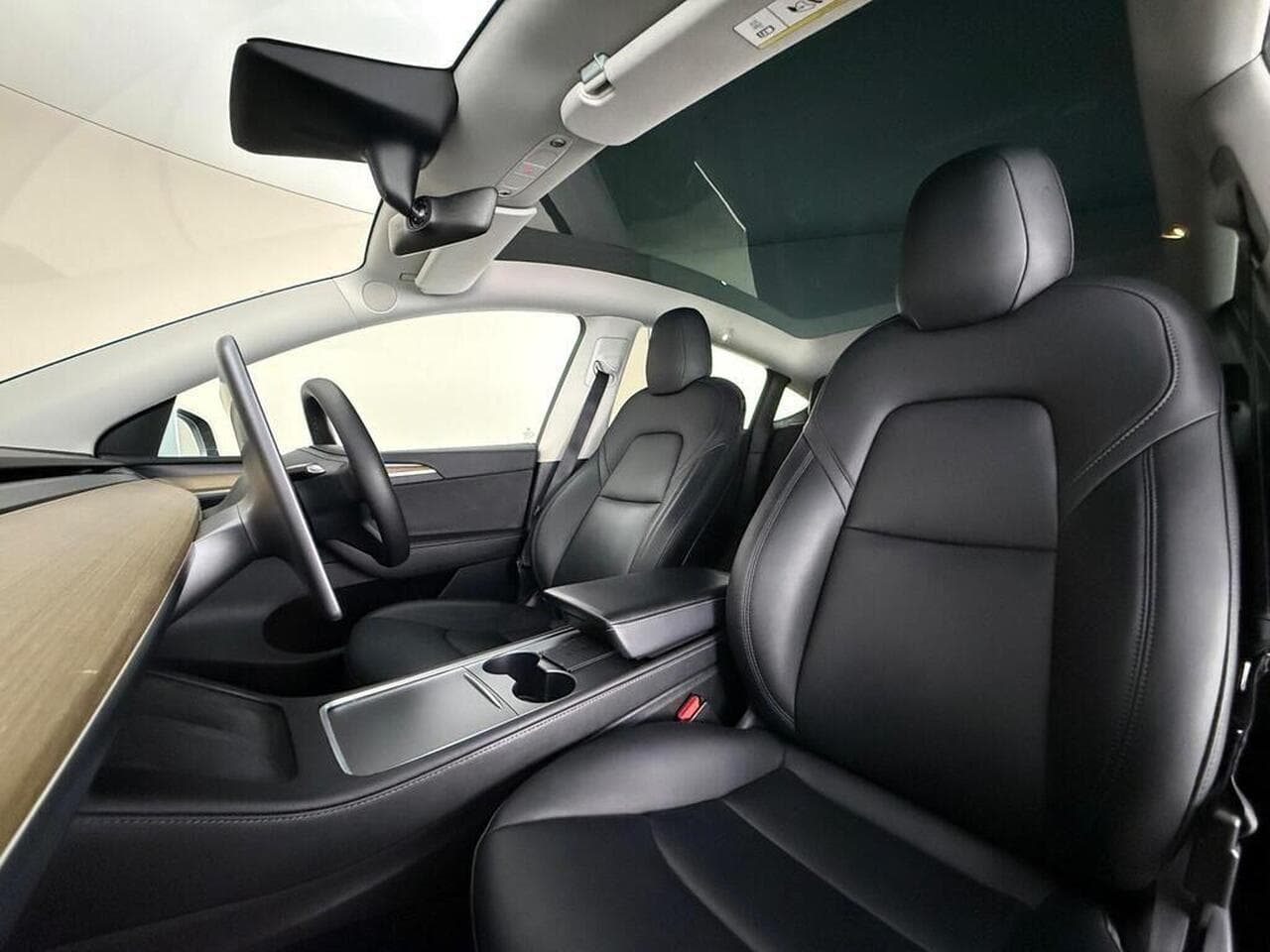 Tesla Model Y thumbnail Seat Front Passenger