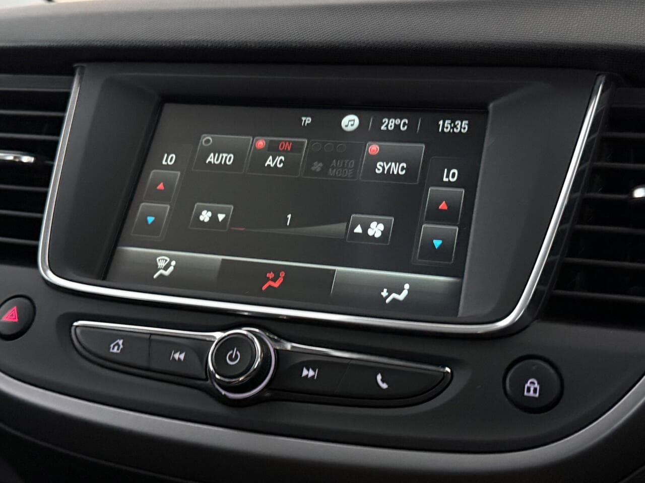 Vauxhall Crossland X thumbnail Infotainment System