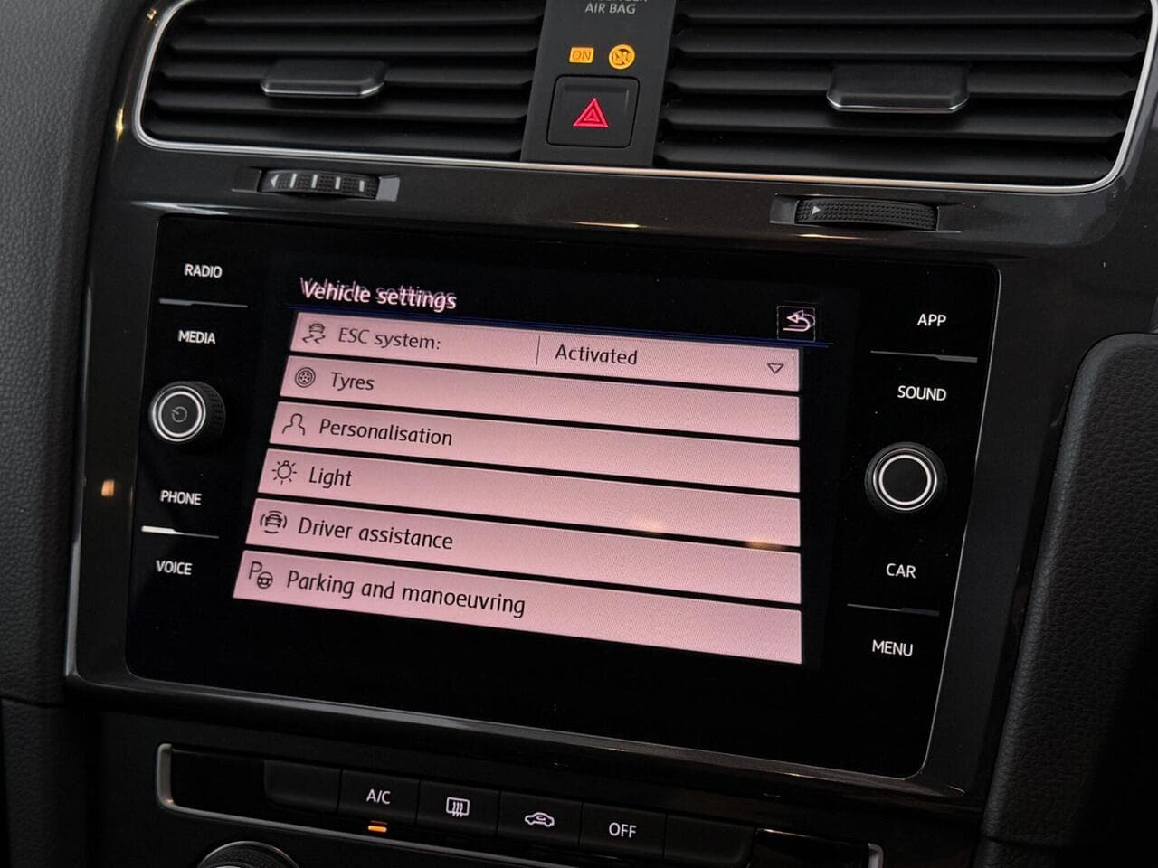 Volkswagen Golf thumbnail Infotainment System