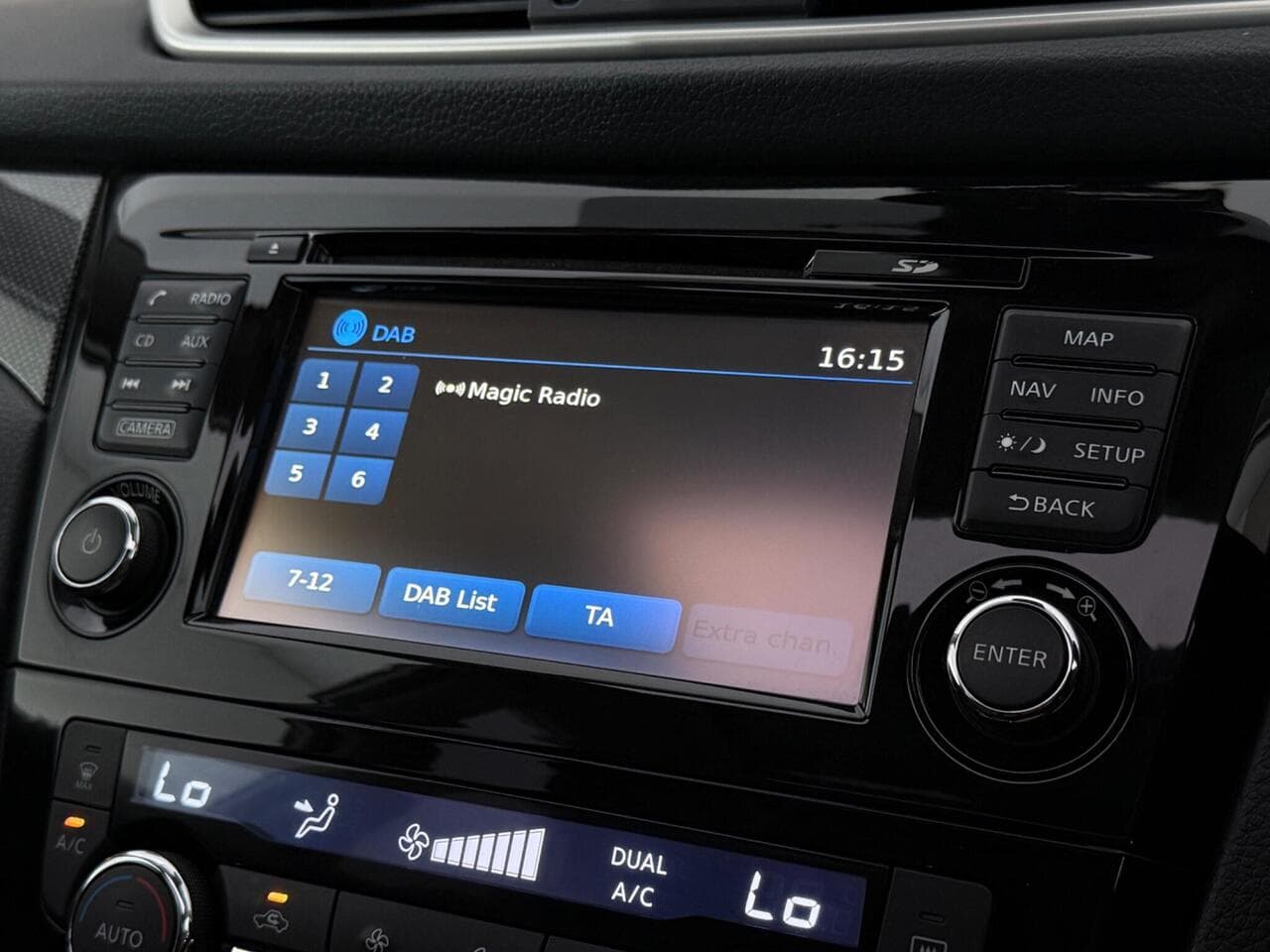 Nissan X-Trail thumbnail Infotainment System