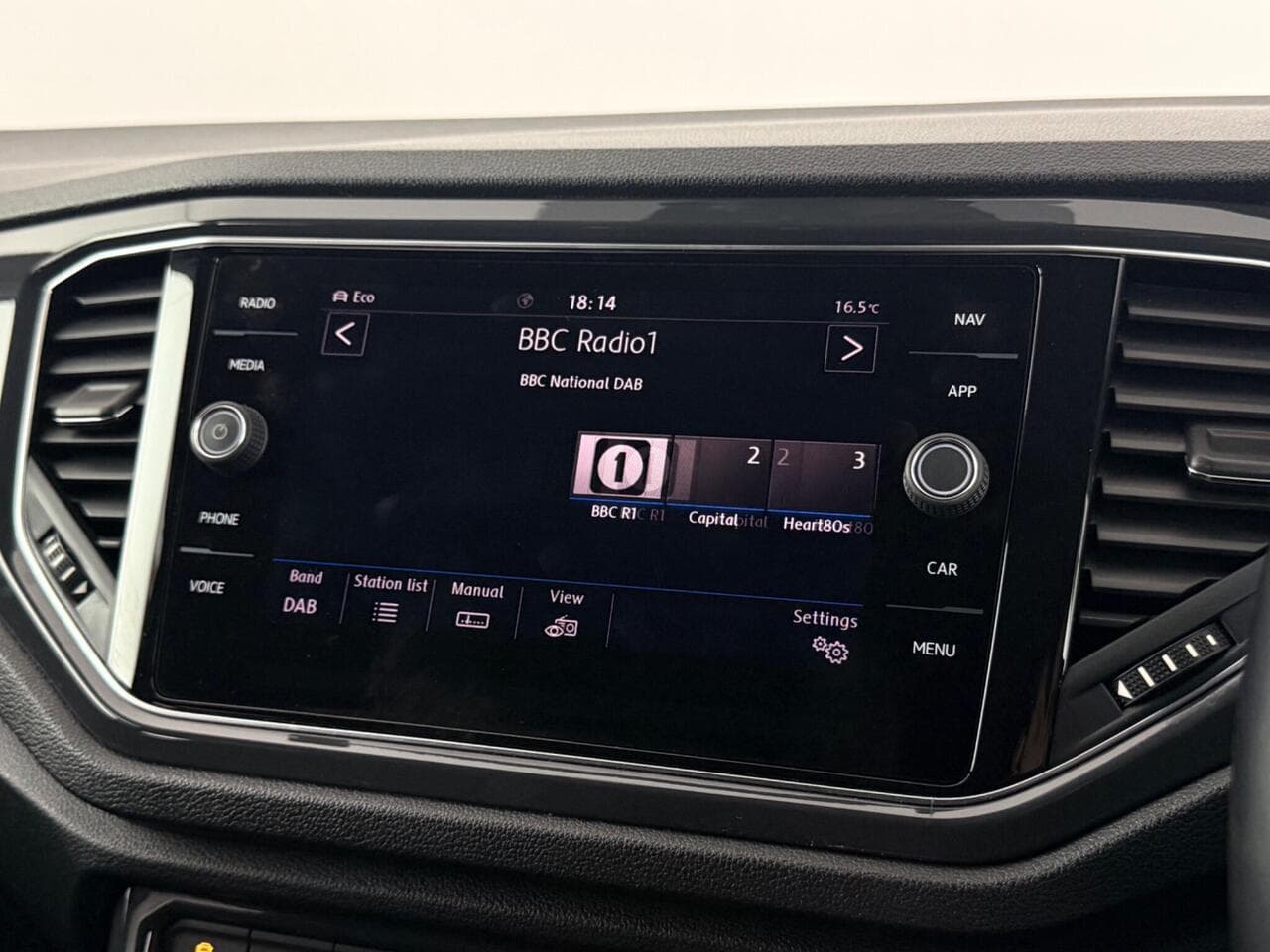 Volkswagen T-Roc thumbnail Infotainment System