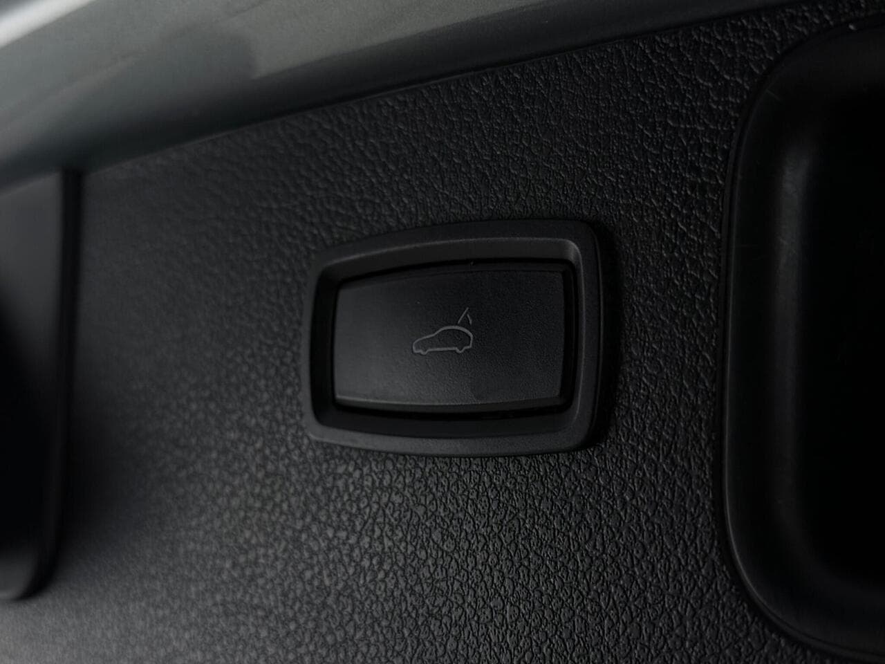 Porsche Macan thumbnail Misc Controls