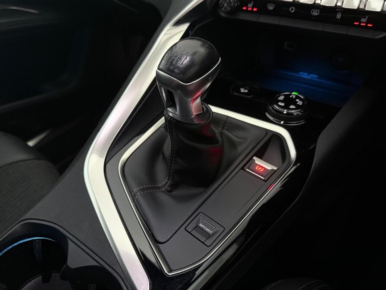 Peugeot 5008 thumbnail Interior Front