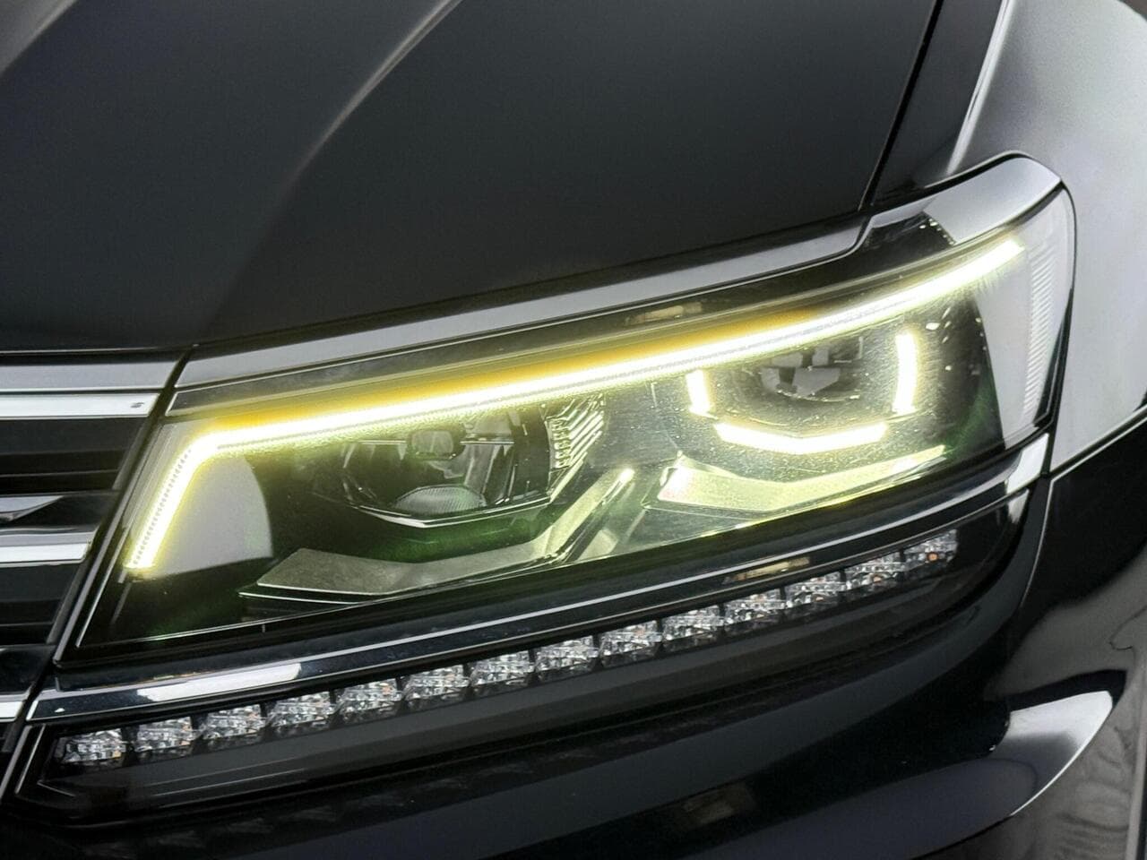 Volkswagen Tiguan thumbnail Lights Front