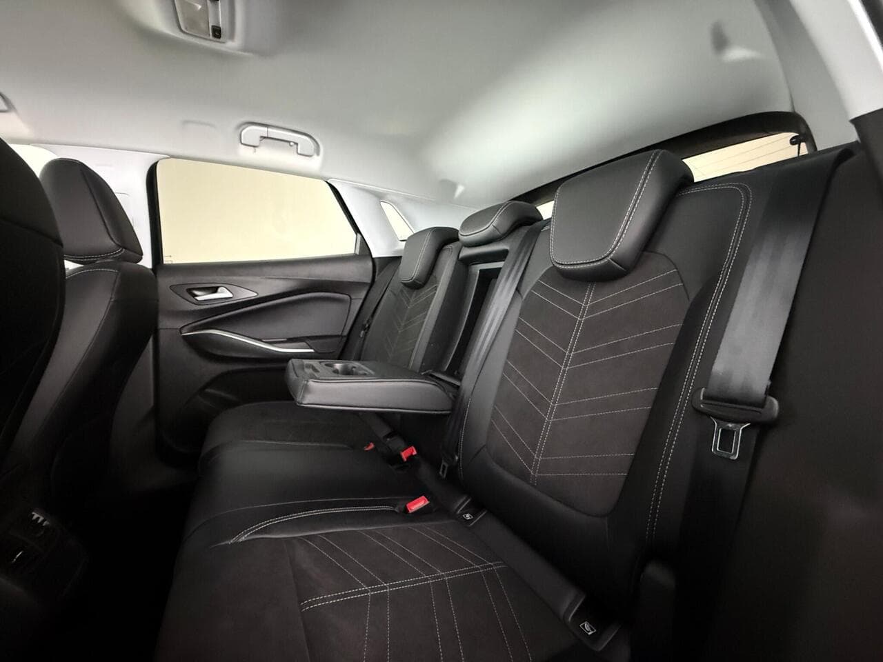 Vauxhall Grandland thumbnail Seats Rear