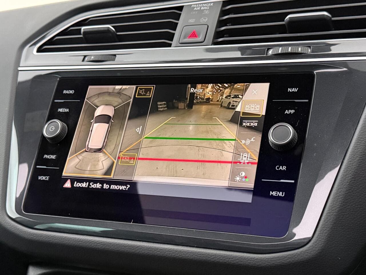 Volkswagen Tiguan thumbnail Infotainment System