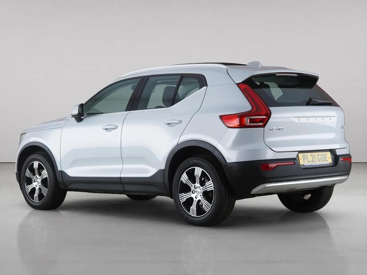 Volvo XC40 thumbnail Rear Left