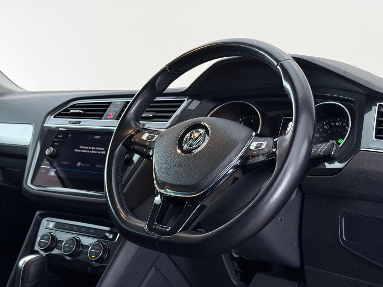 Volkswagen Tiguan thumbnail Steering Wheel