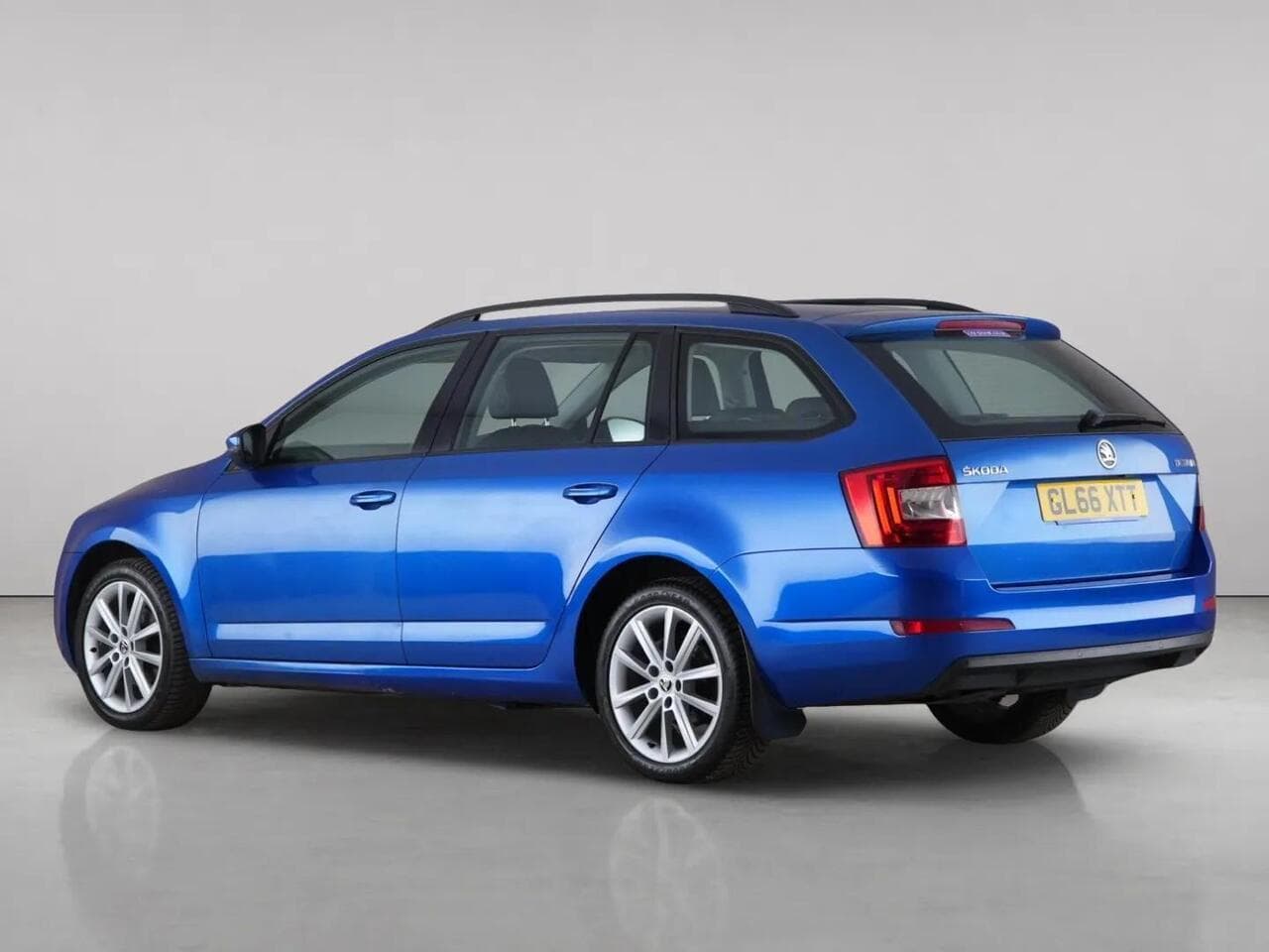Skoda Octavia thumbnail Rear Left