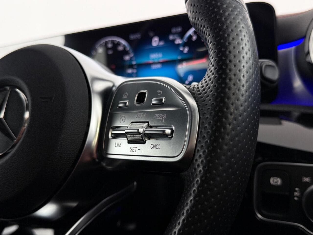Mercedes-Benz CLA thumbnail Misc Controls