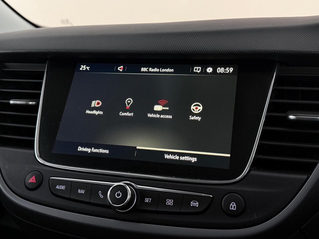 Vauxhall Crossland thumbnail Infotainment System