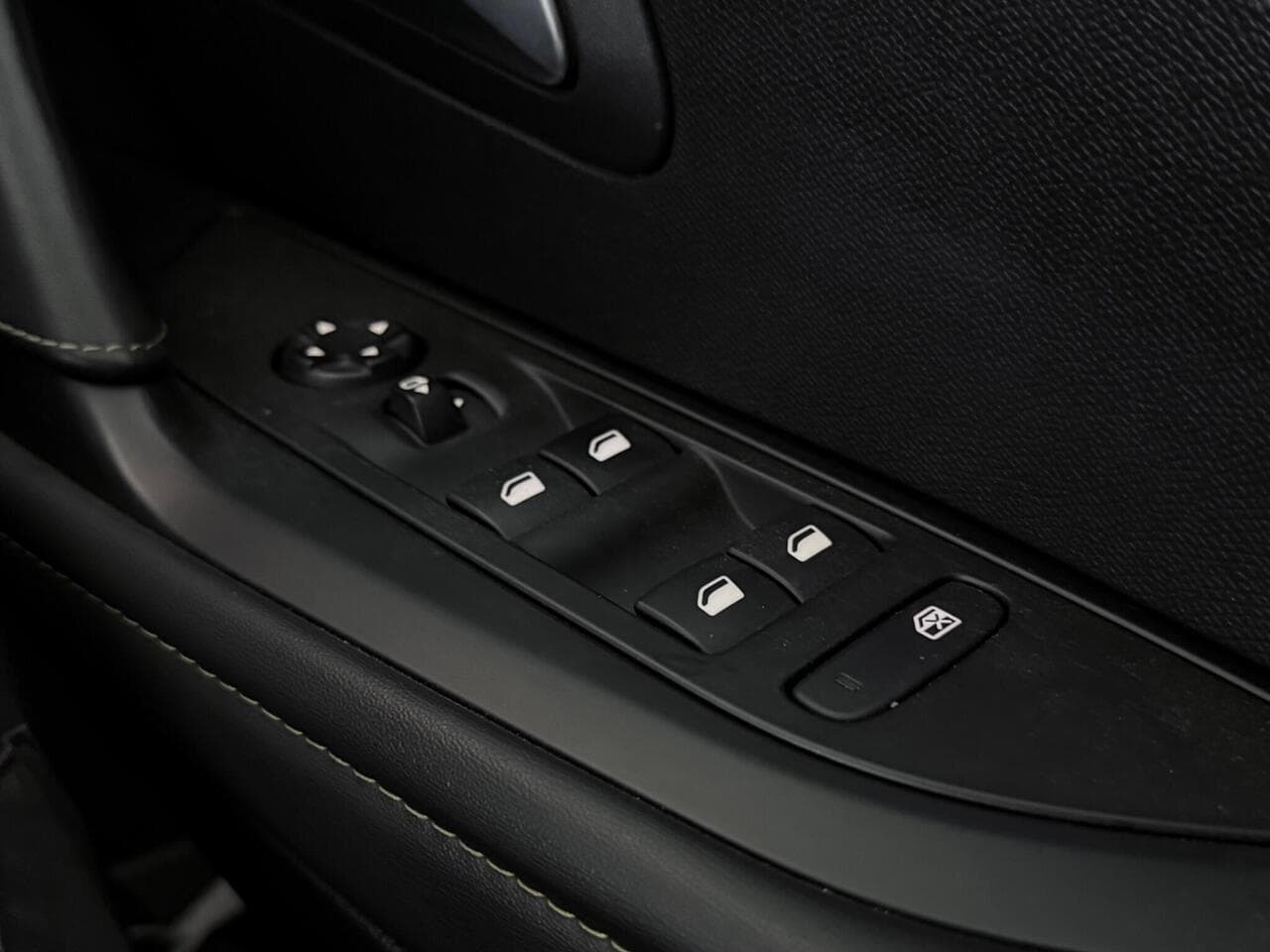 Peugeot 208 thumbnail Misc Controls
