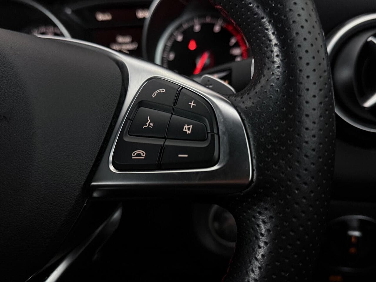 Mercedes-Benz GLA thumbnail Misc Controls