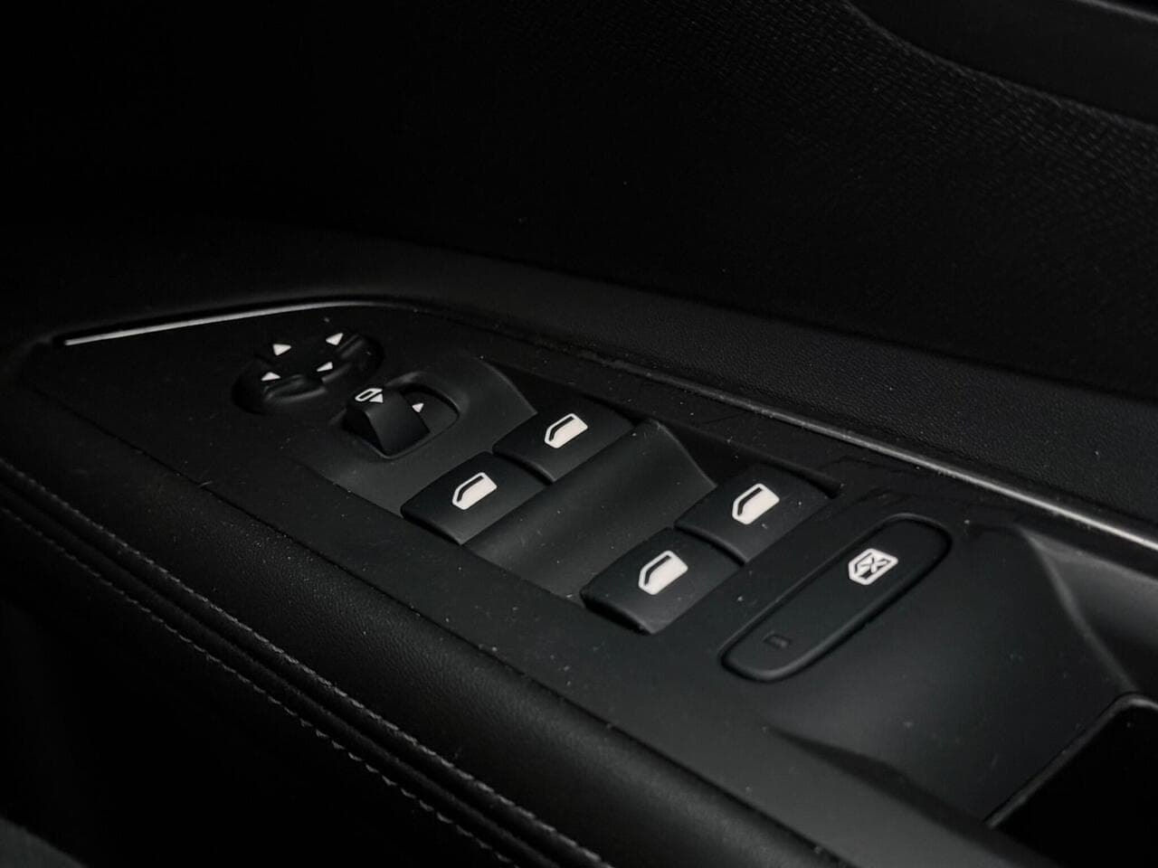 Peugeot 5008 thumbnail Misc Controls