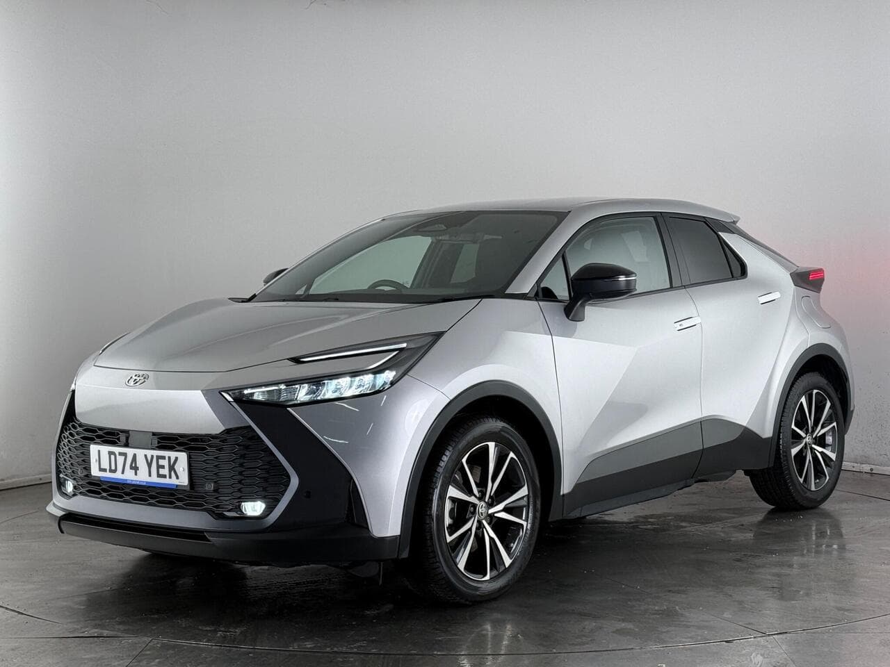 Toyota C-HR thumbnail Front Left