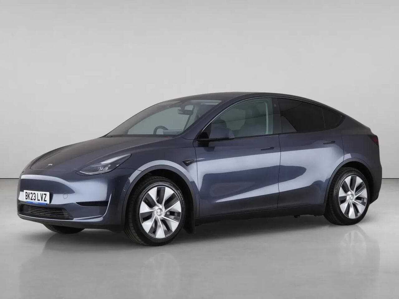 Tesla Model Y thumbnail Front Left